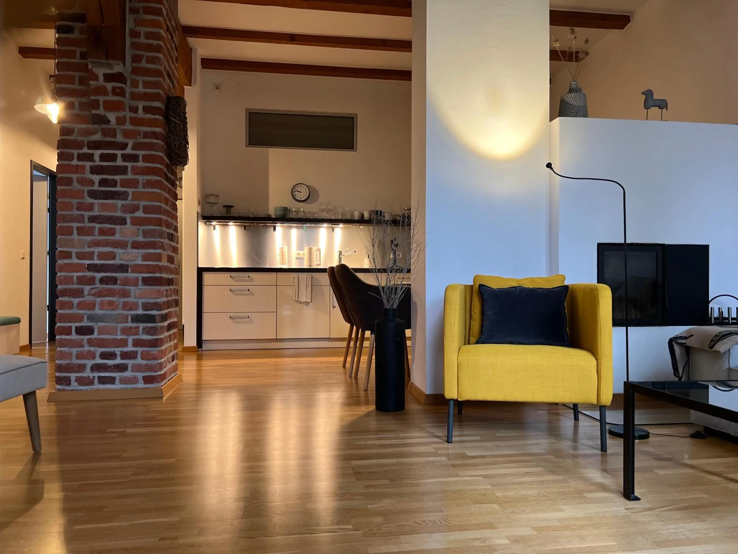 Living room in ARYVE JC Studio - Altstadtnahes Boutique Apartment mit Markenmatratzen auf Hotelniveau inklusive kostenfreiem Parkplatz