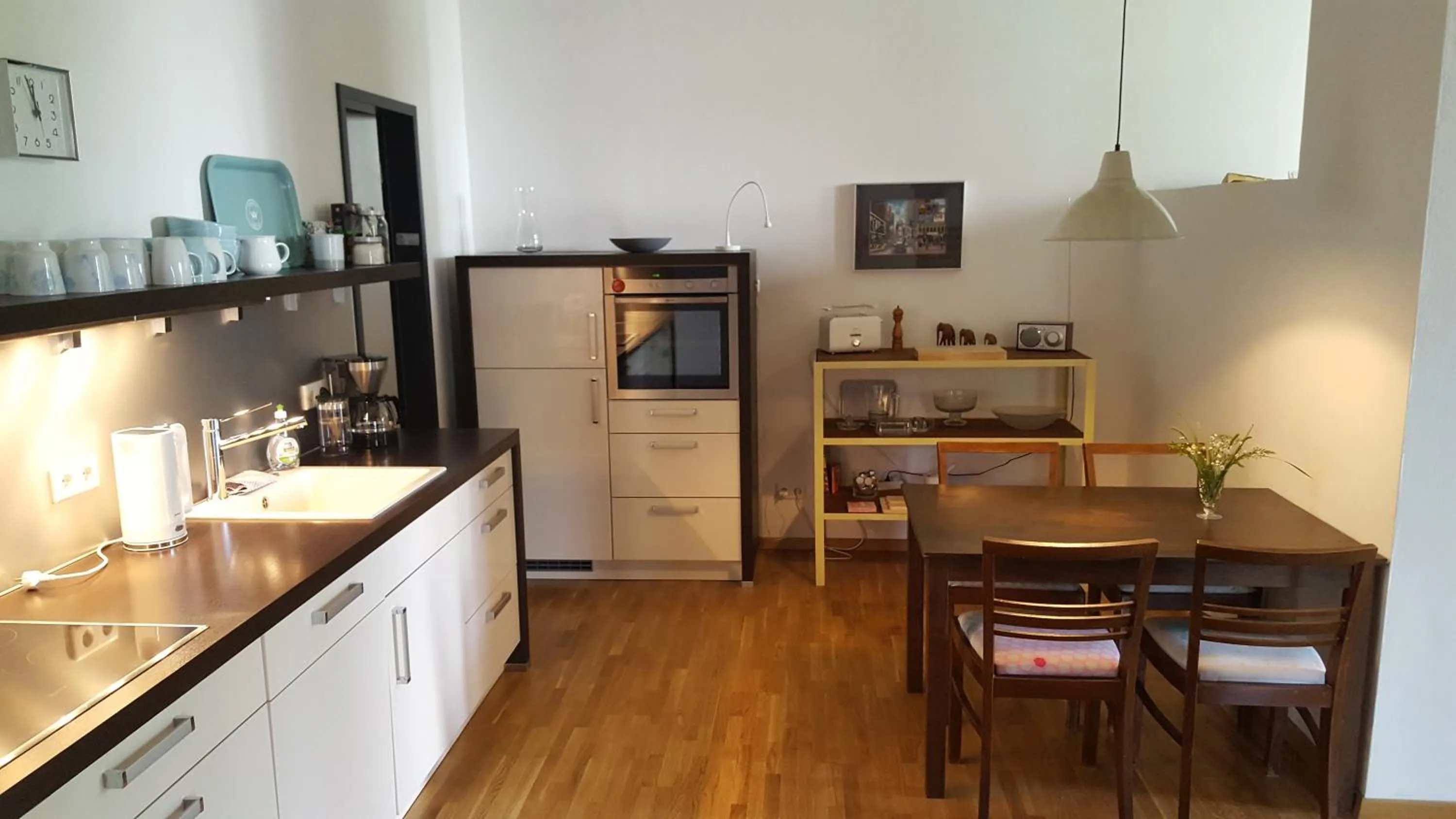Dining area in ARYVE JC Studio - Altstadtnahes Boutique Apartment mit Markenmatratzen auf Hotelniveau inklusive kostenfreiem Parkplatz