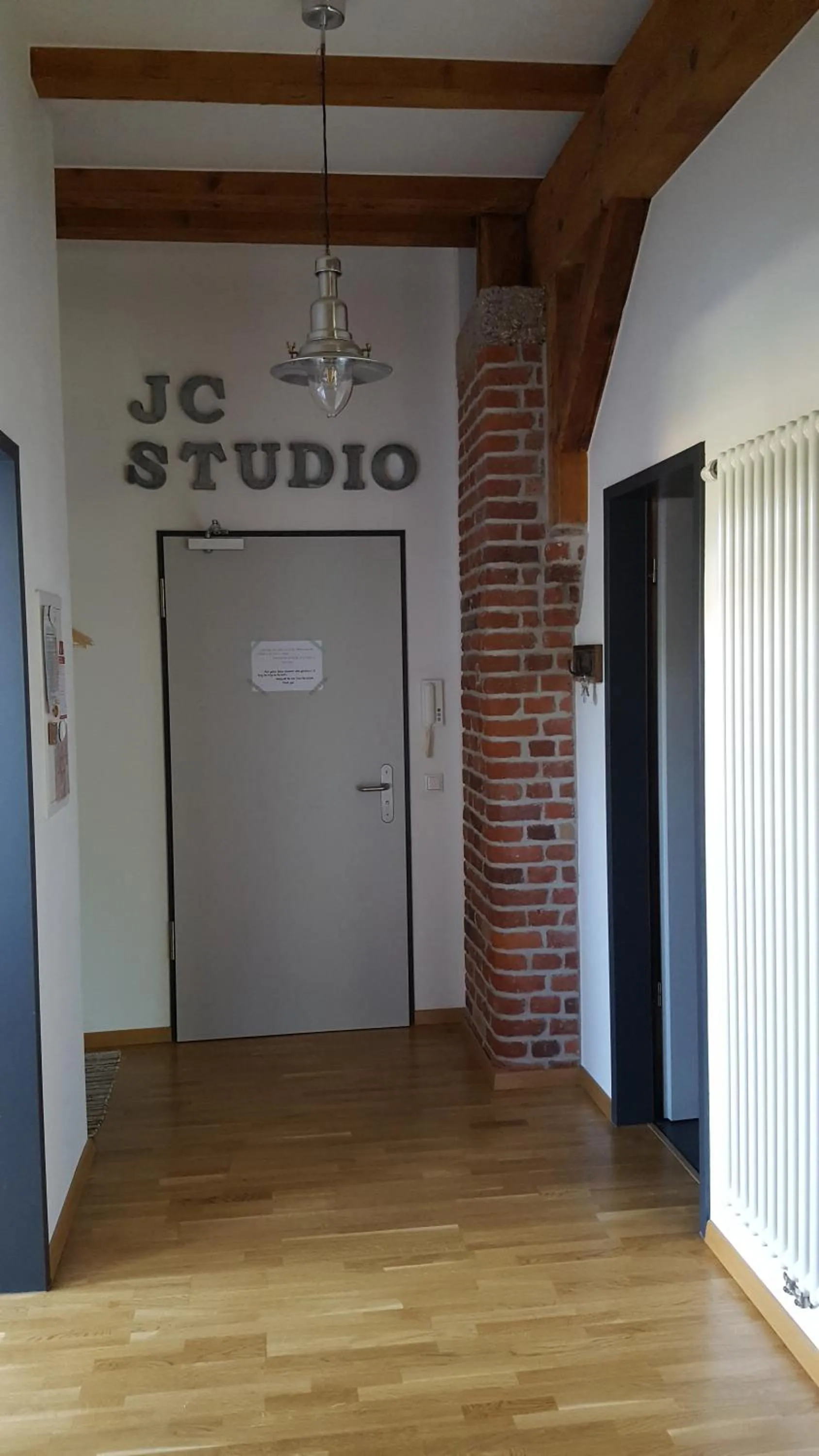 Photo of the whole room in ARYVE JC Studio - Altstadtnahes Boutique Apartment mit Markenmatratzen auf Hotelniveau inklusive kostenfreiem Parkplatz