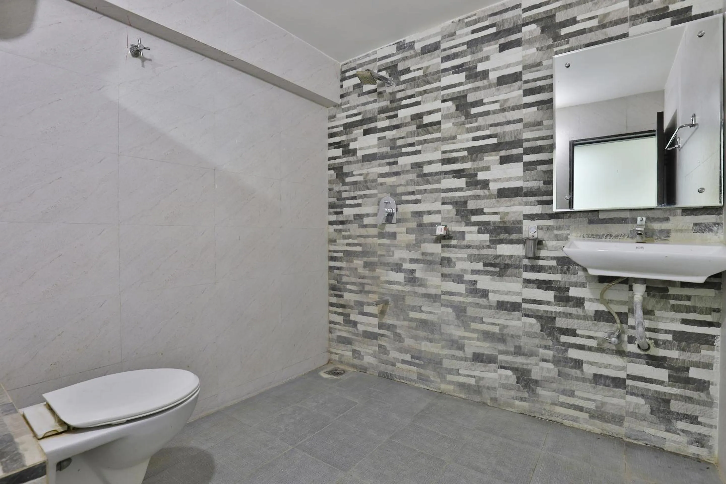 Shower in Hotel Nova Cross Road