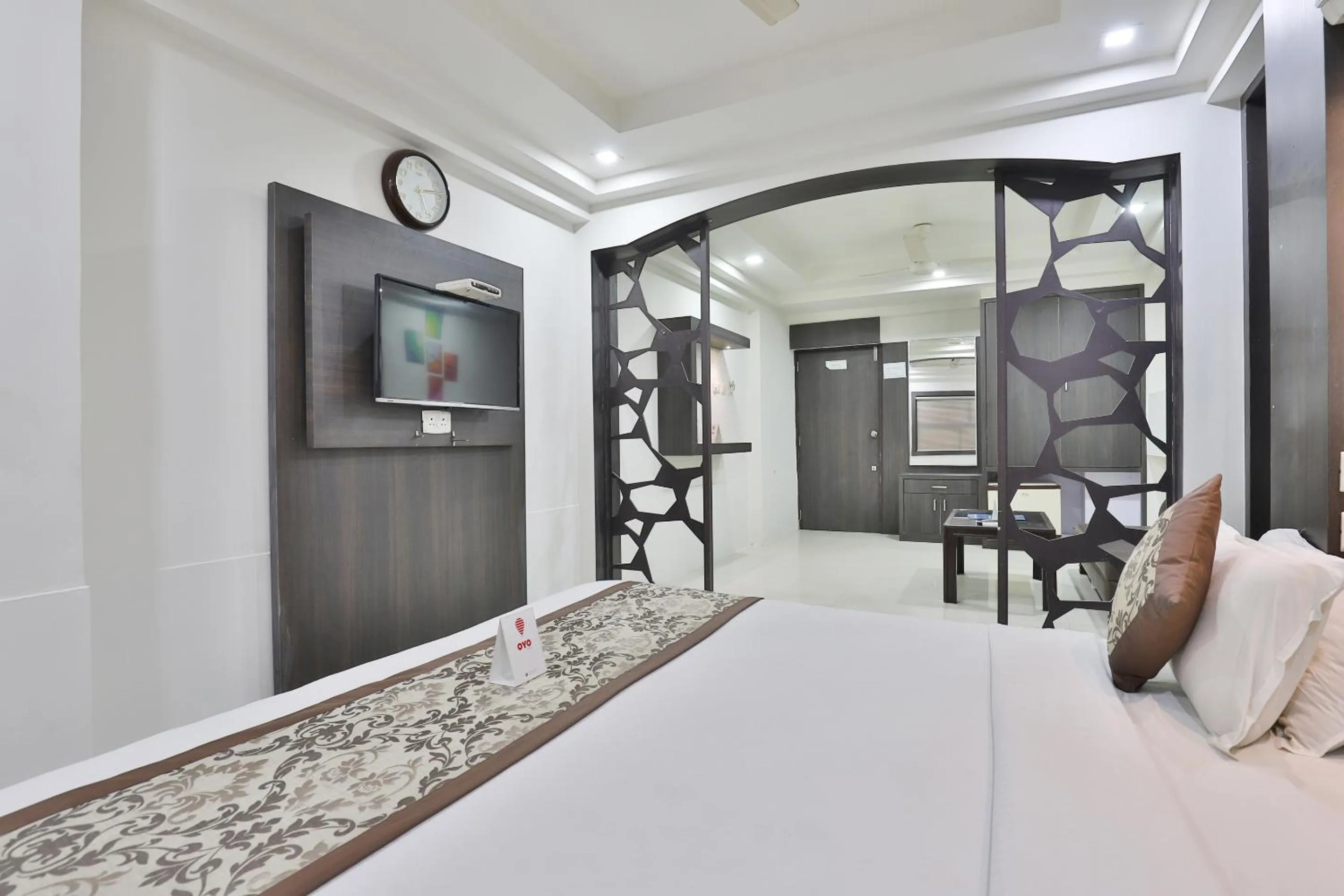 Living room, Bed in Hotel Nova Cross Road