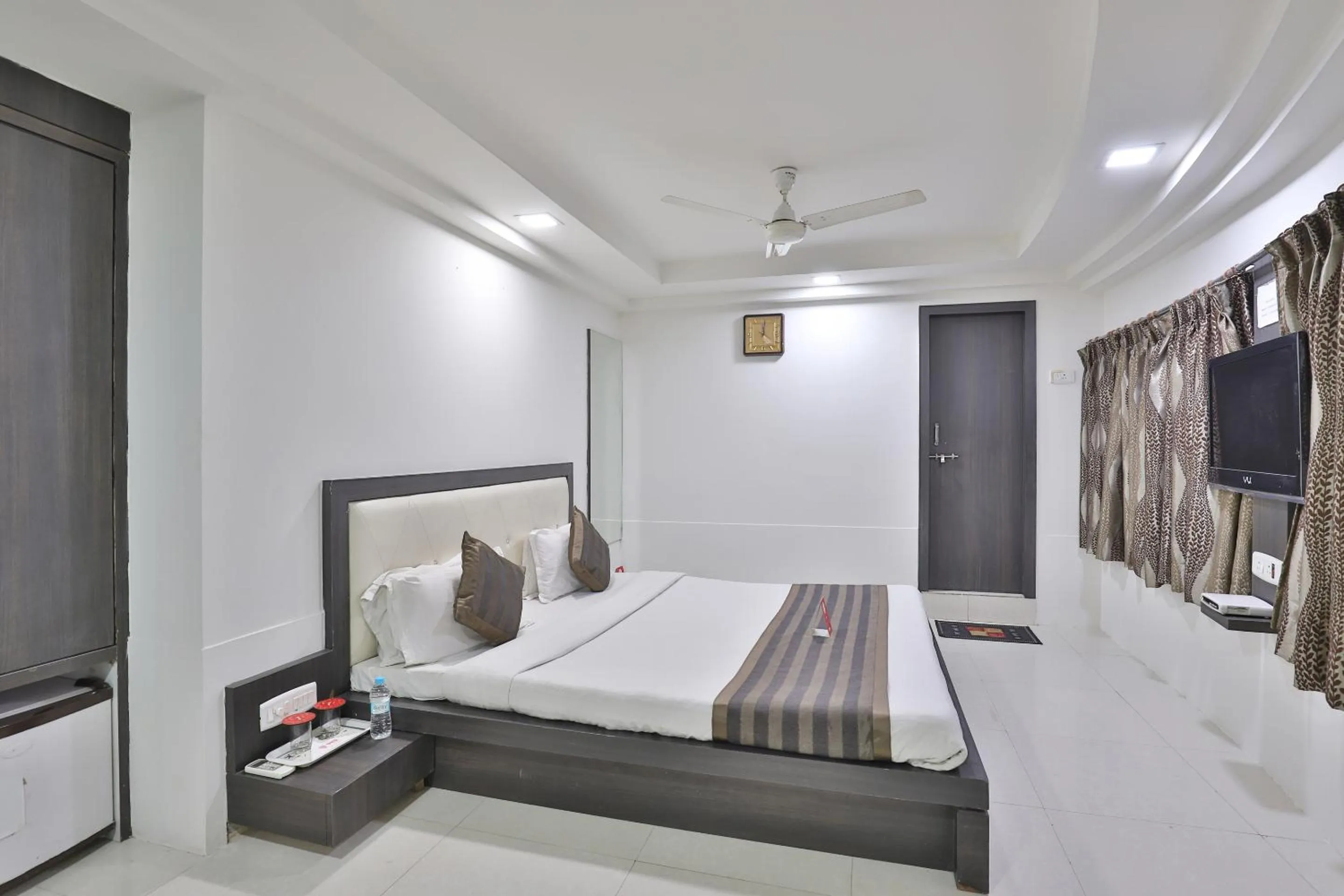 Photo of the whole room, Bed in Hotel Nova Cross Road