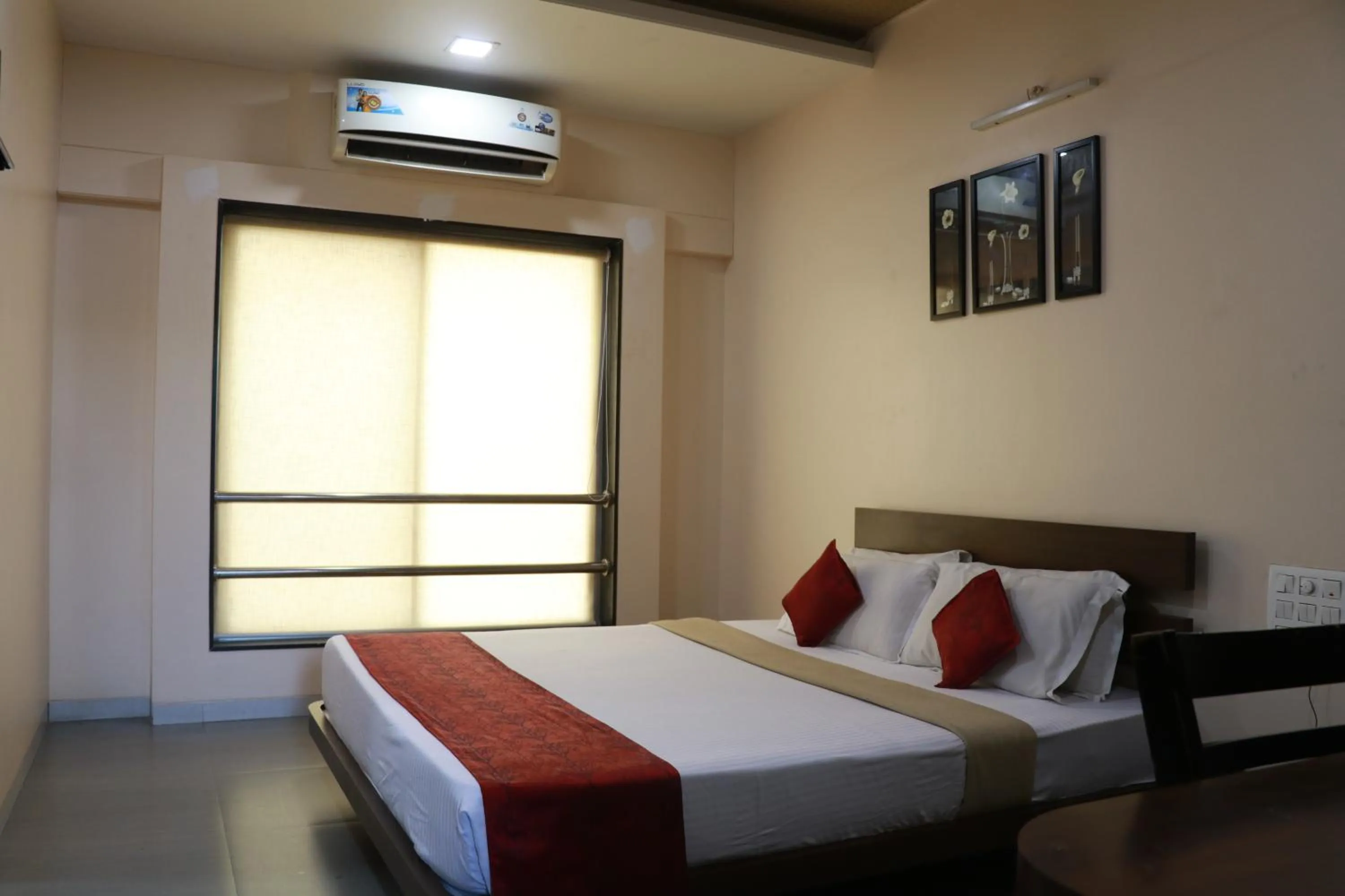 Photo of the whole room, Bed in Hotel Yash Executive