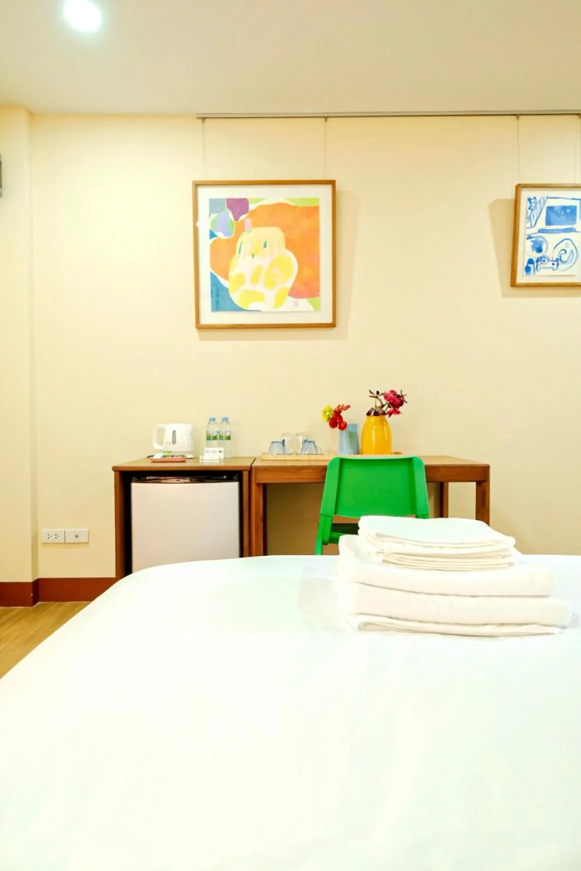 Photo of the whole room, Bed in Thong Poon Apartment Chiang Mai