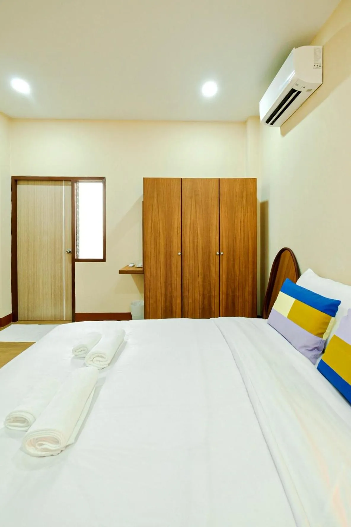 Photo of the whole room, Bed in Thong Poon Apartment Chiang Mai