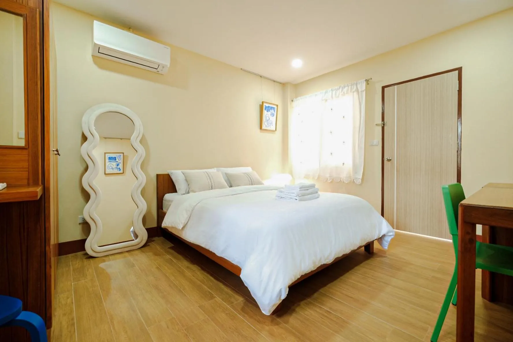 Photo of the whole room, Bed in Thong Poon Apartment Chiang Mai