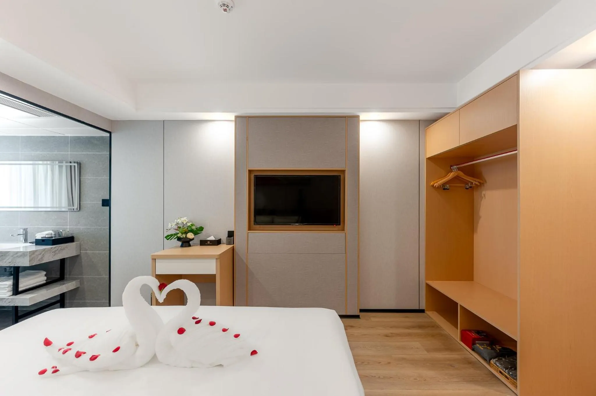 wardrobe, Bed in Rama9 No1 Hotel