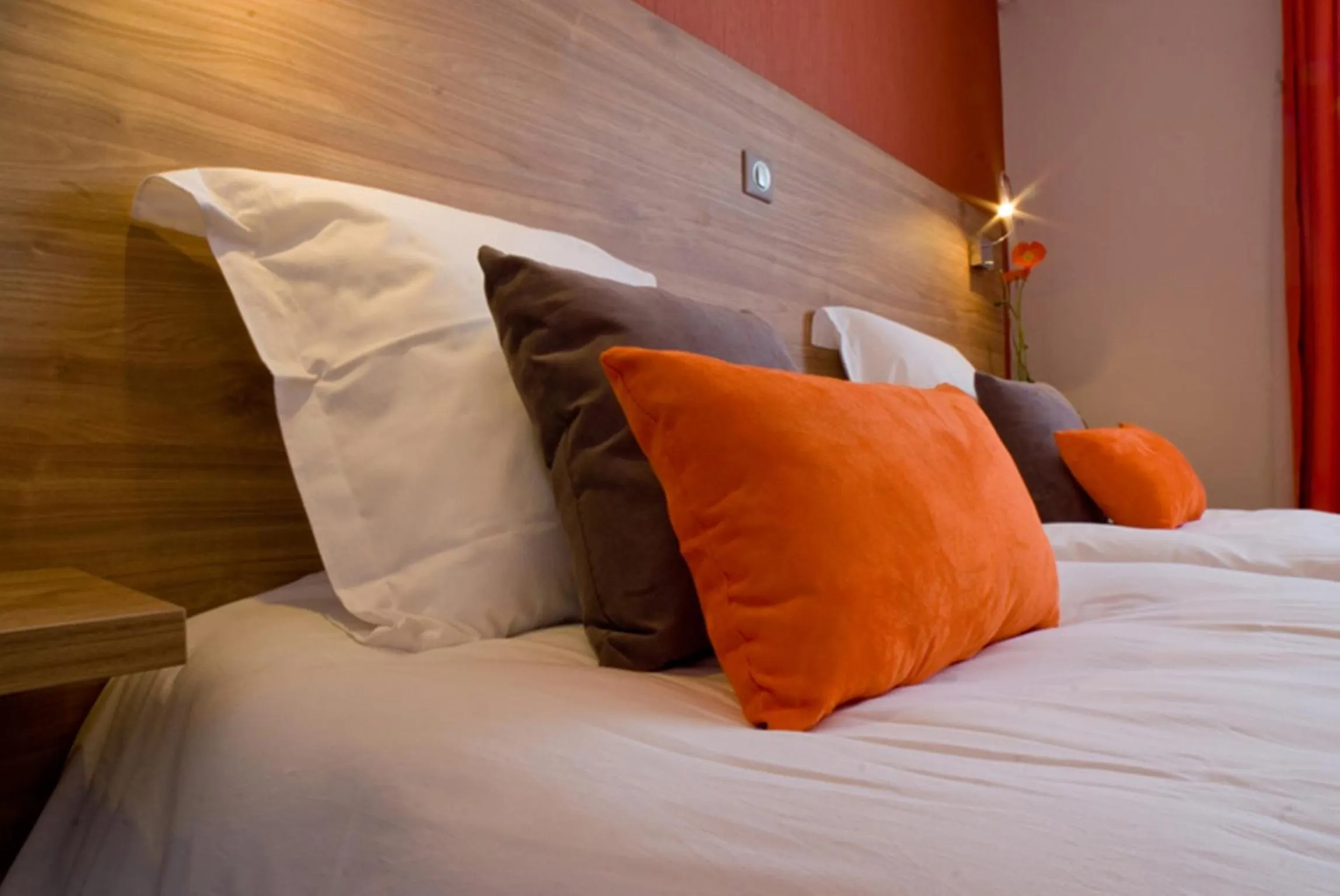 Bed in Logis Hotel Restaurant de La Madeleine