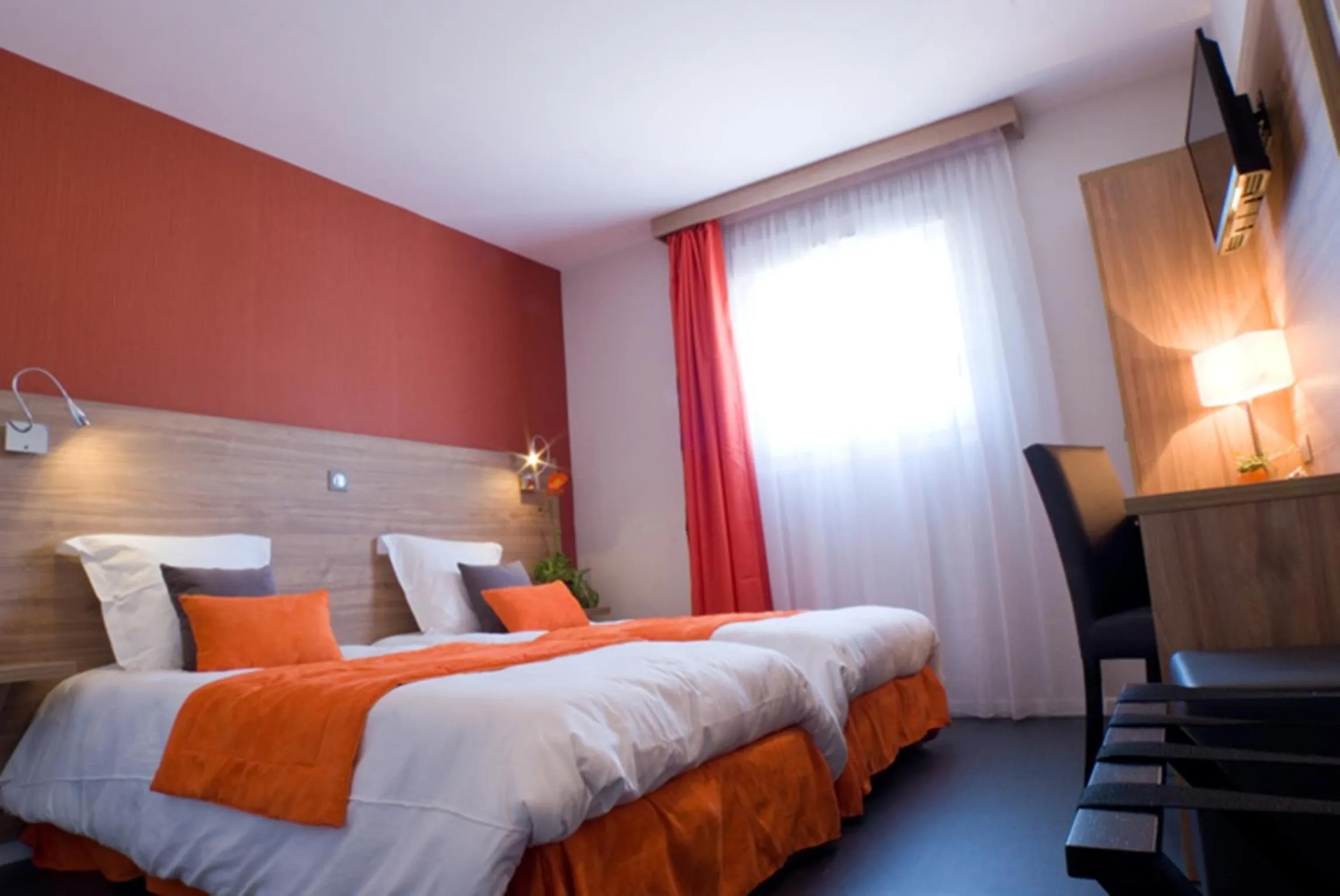 Bed in Logis Hotel Restaurant de La Madeleine