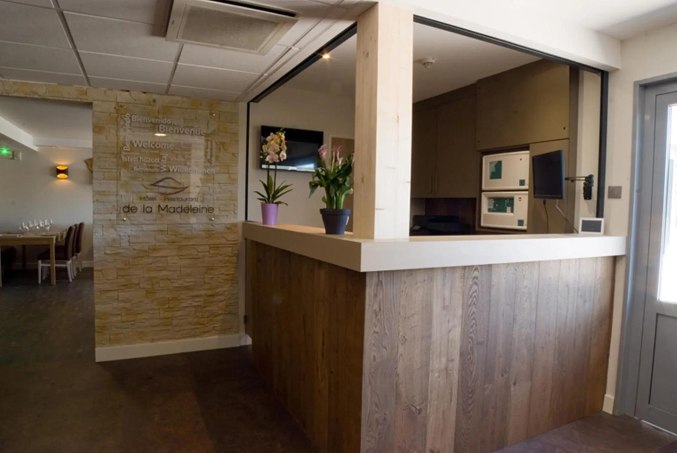Lobby or reception in Logis Hotel Restaurant de La Madeleine