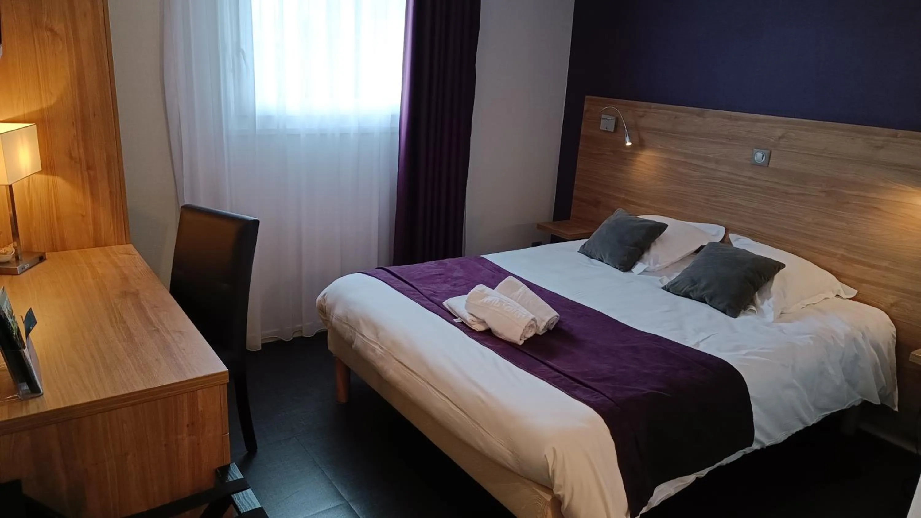 Bed in Logis Hotel Restaurant de La Madeleine