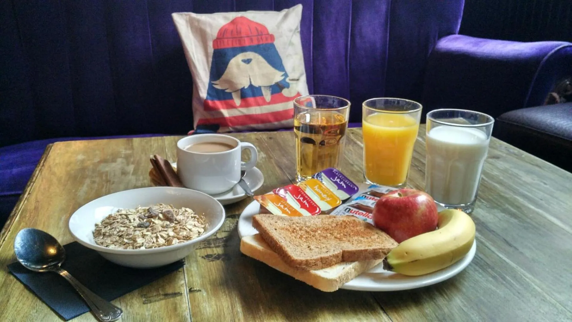 Restaurant/places to eat in The Walrus Bar and Hostel