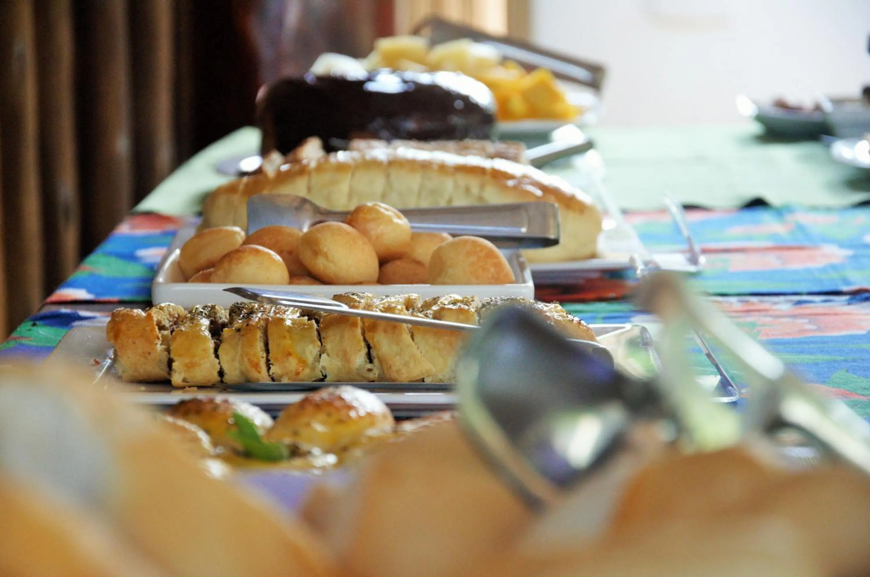Buffet breakfast in Pousada Das Roseiras