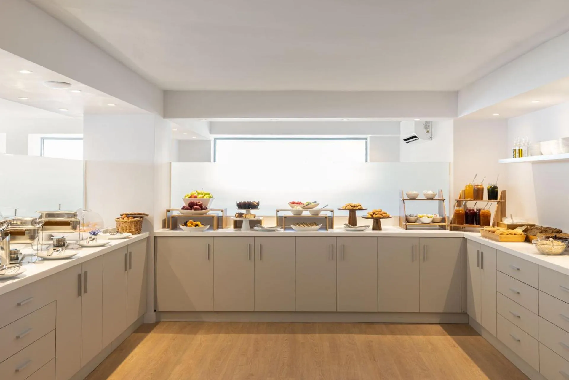 Food and drinks in Port Tower Piraeus