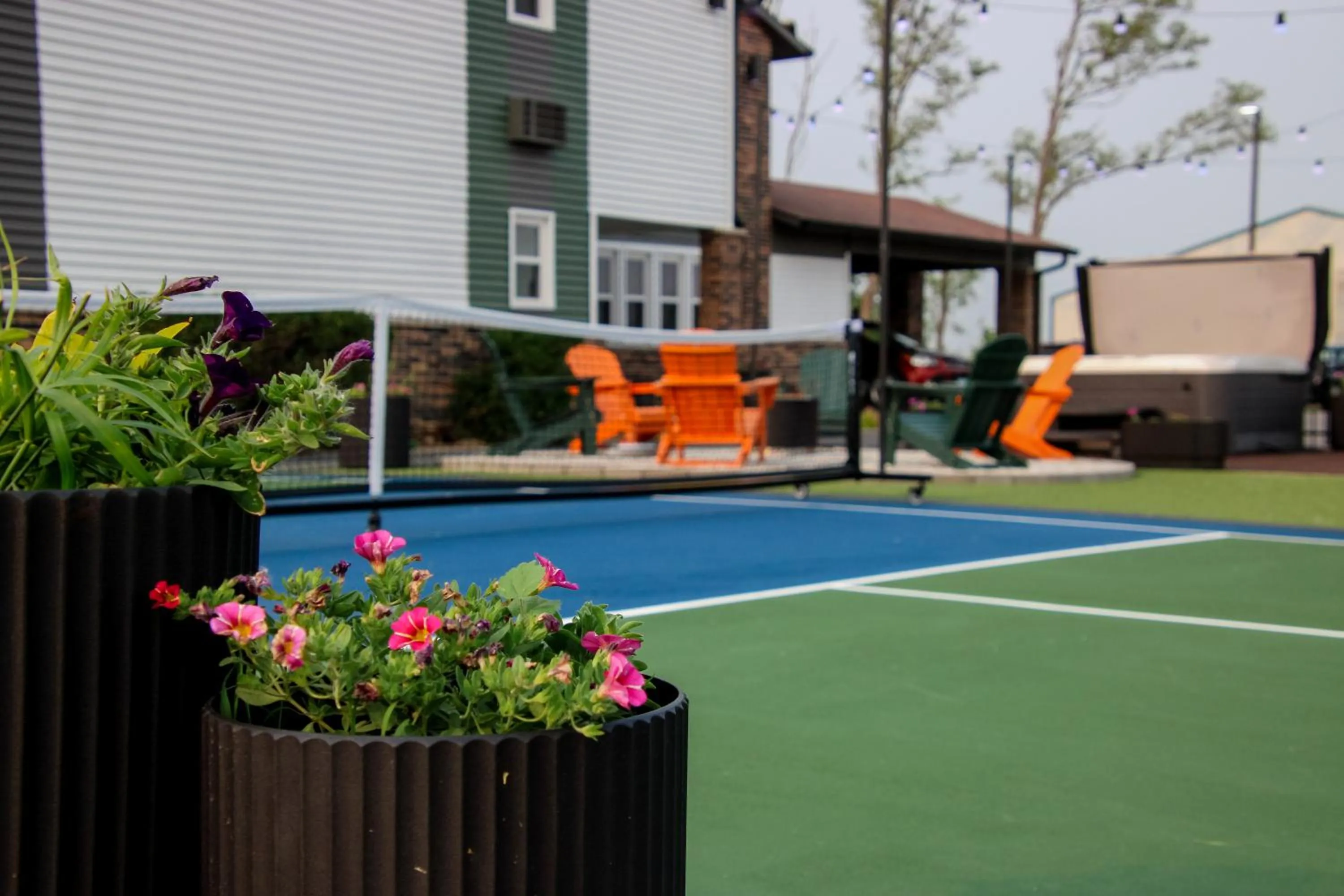 Tennis court in Hotel Pommier Chariton