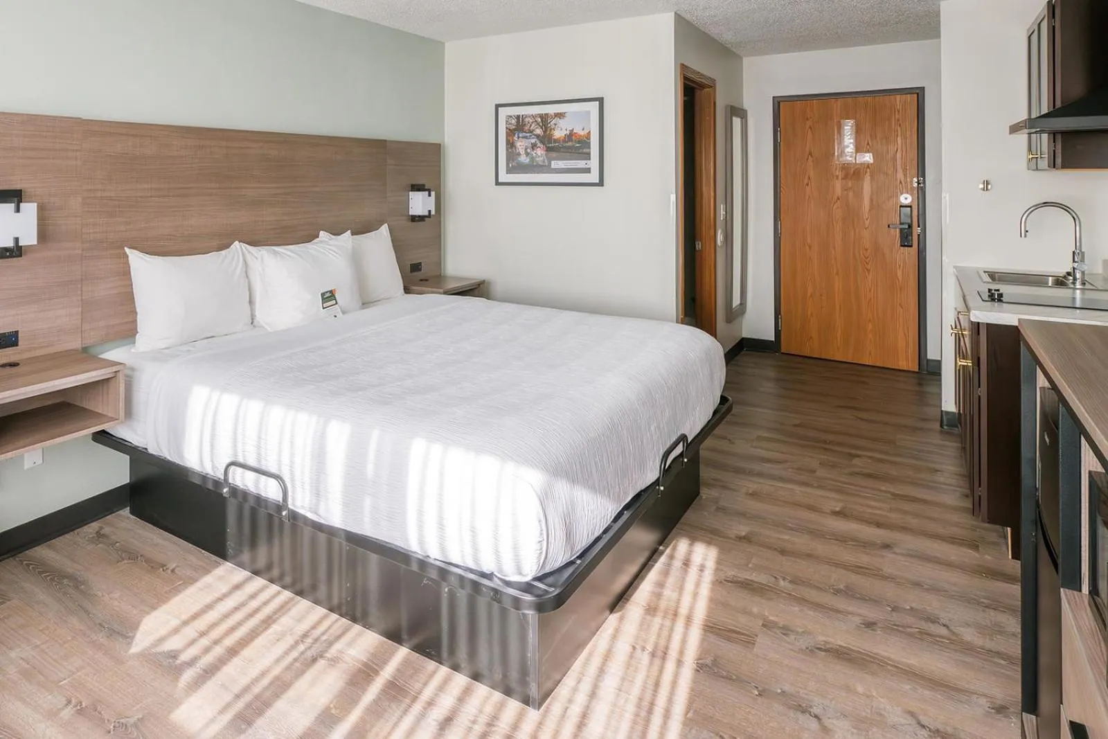 Kitchen or kitchenette, Bed in Hotel Pommier Chariton