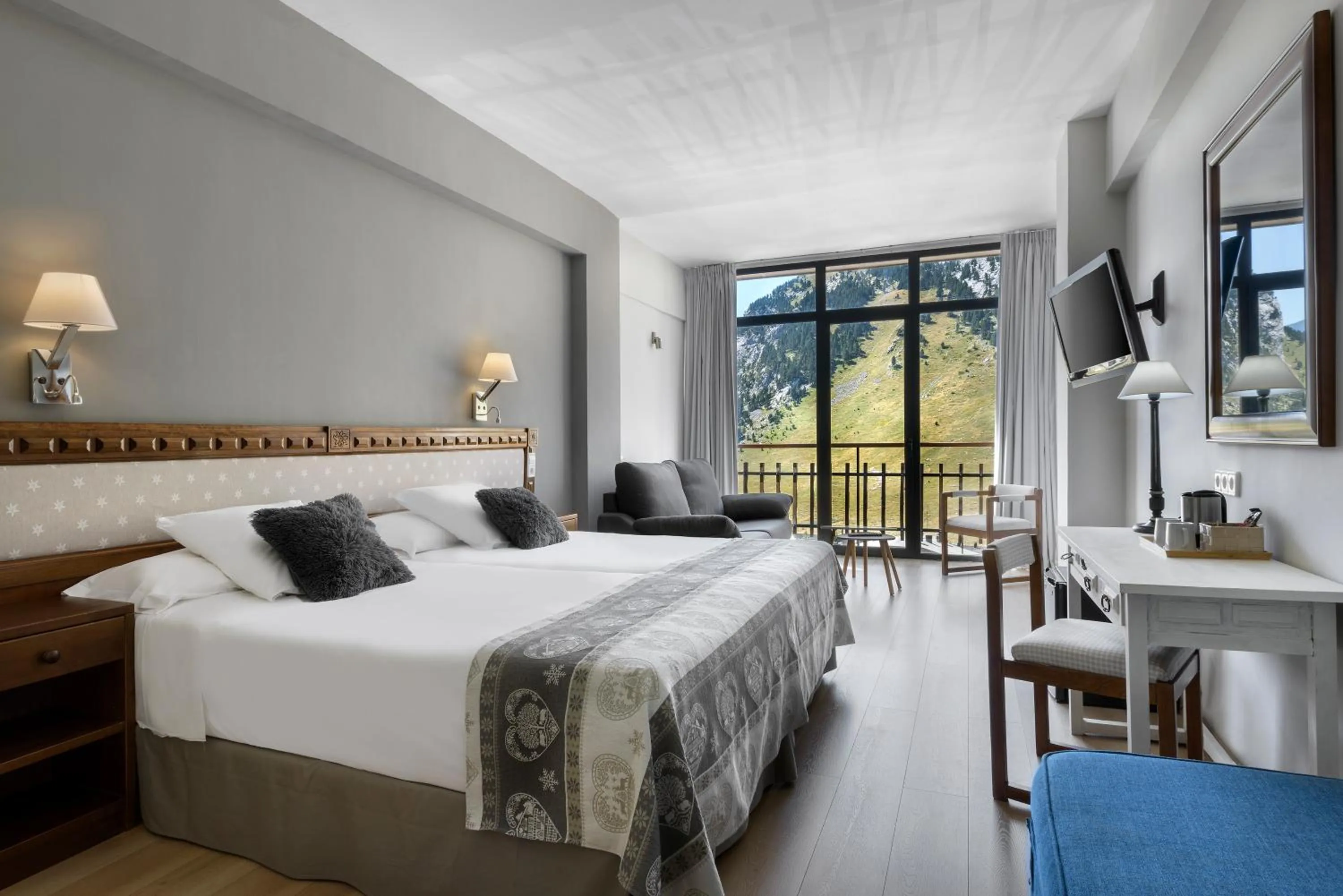 Bed in Hotel Edelweiss Candanchú