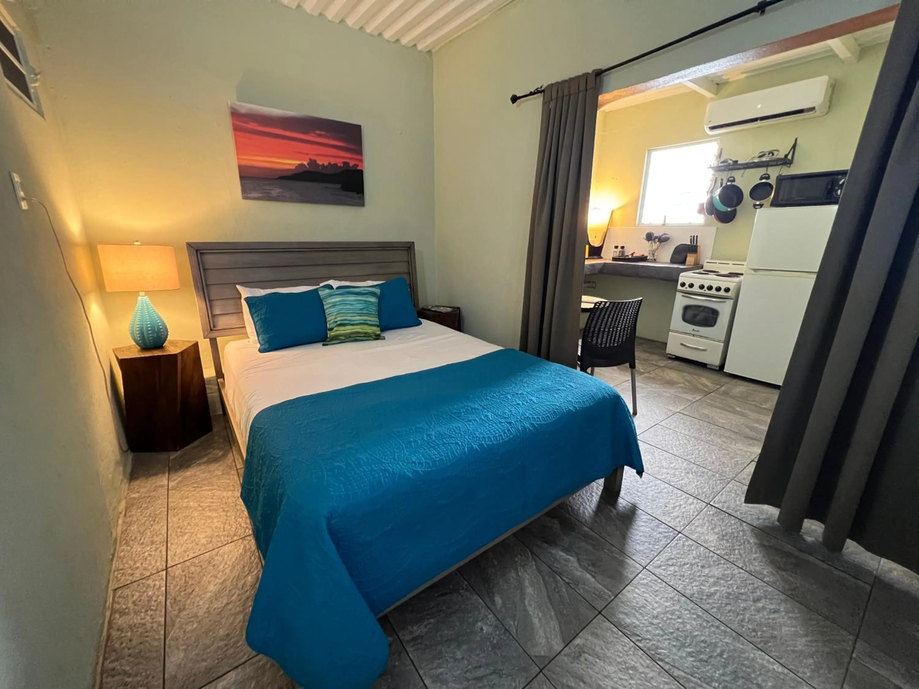 Kitchen or kitchenette, Bed in The Vieques Guesthouse