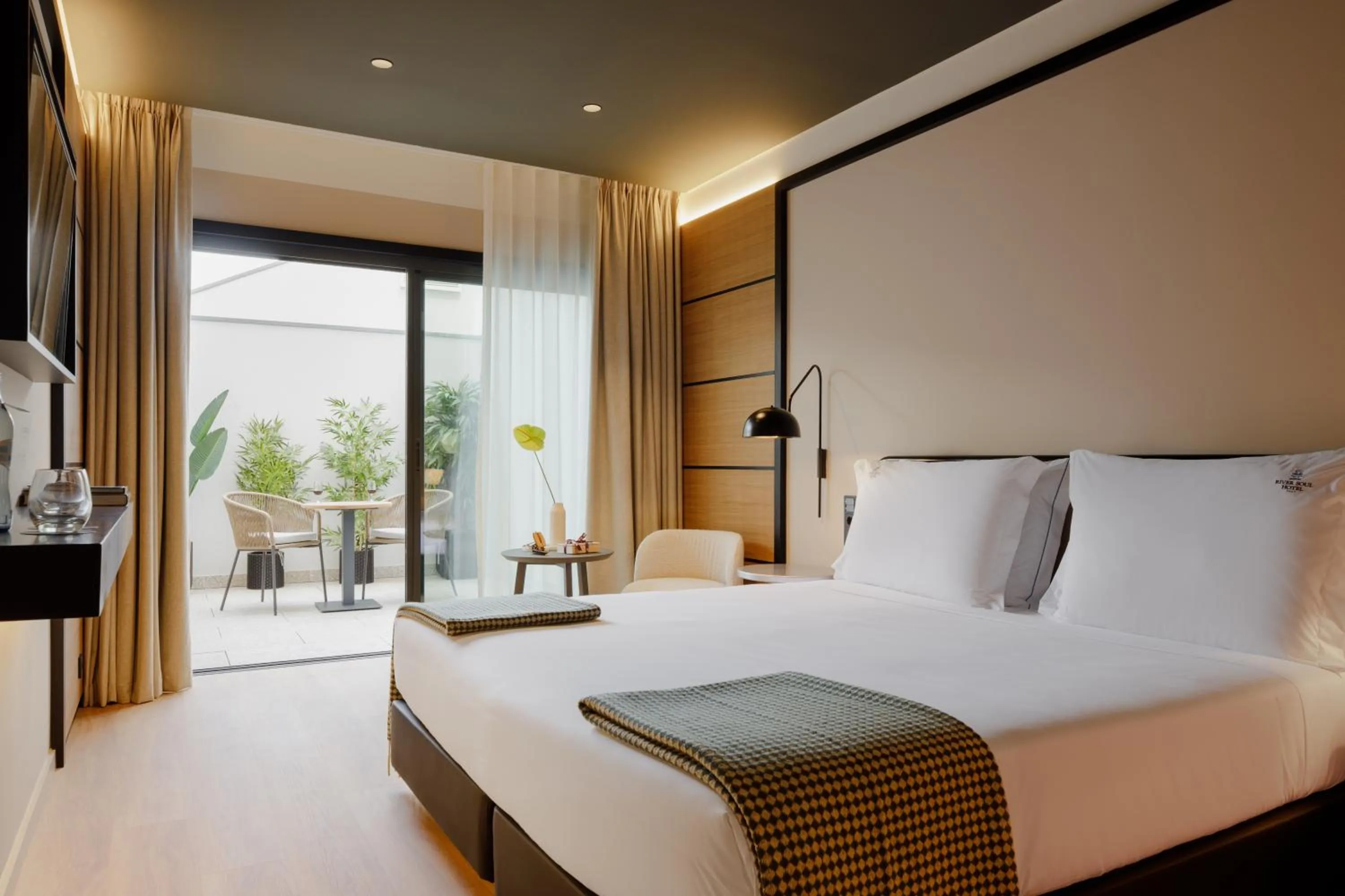 Seating area, Bed in Porto River Soul Hotel