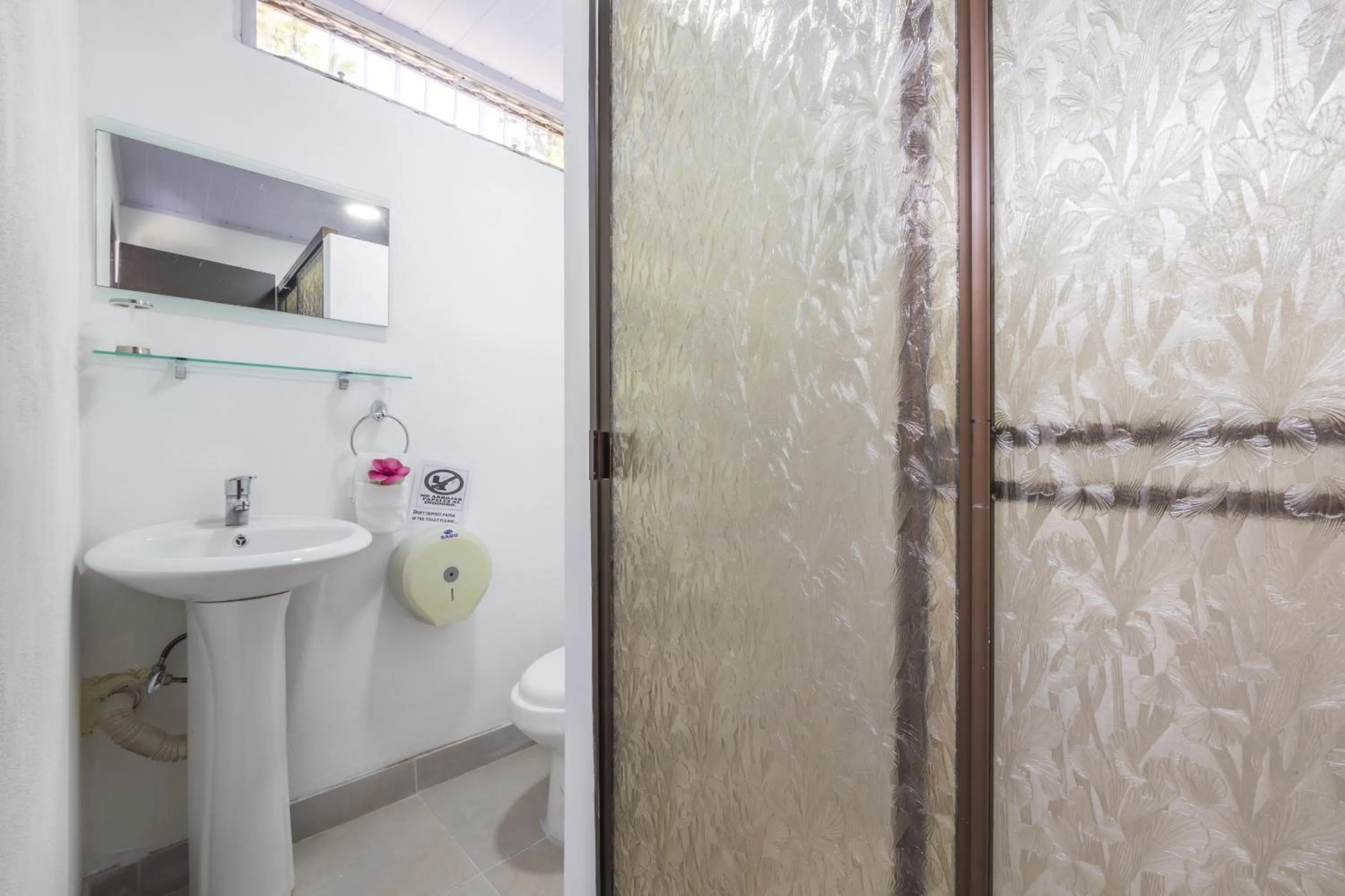 Shower in Hotel Villas de la Selva