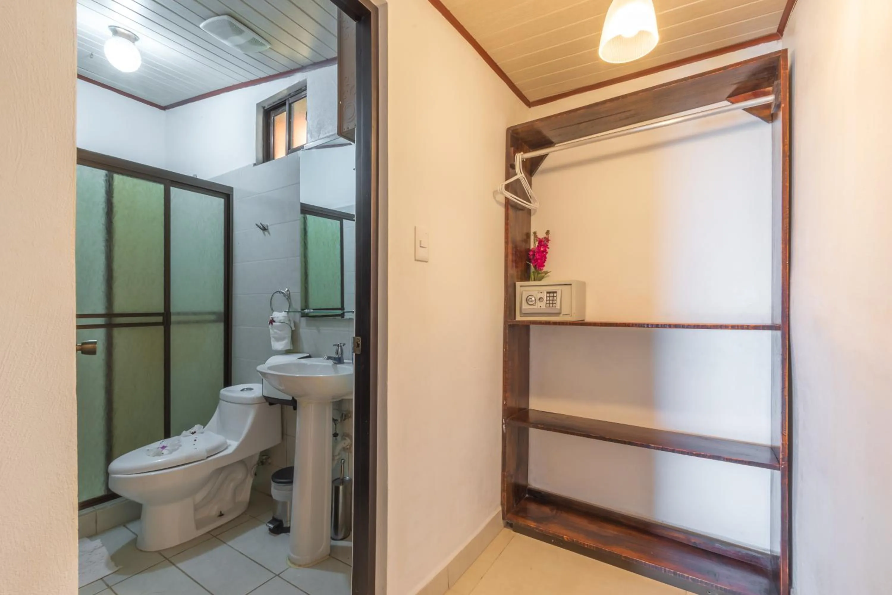 Shower in Hotel Villas de la Selva