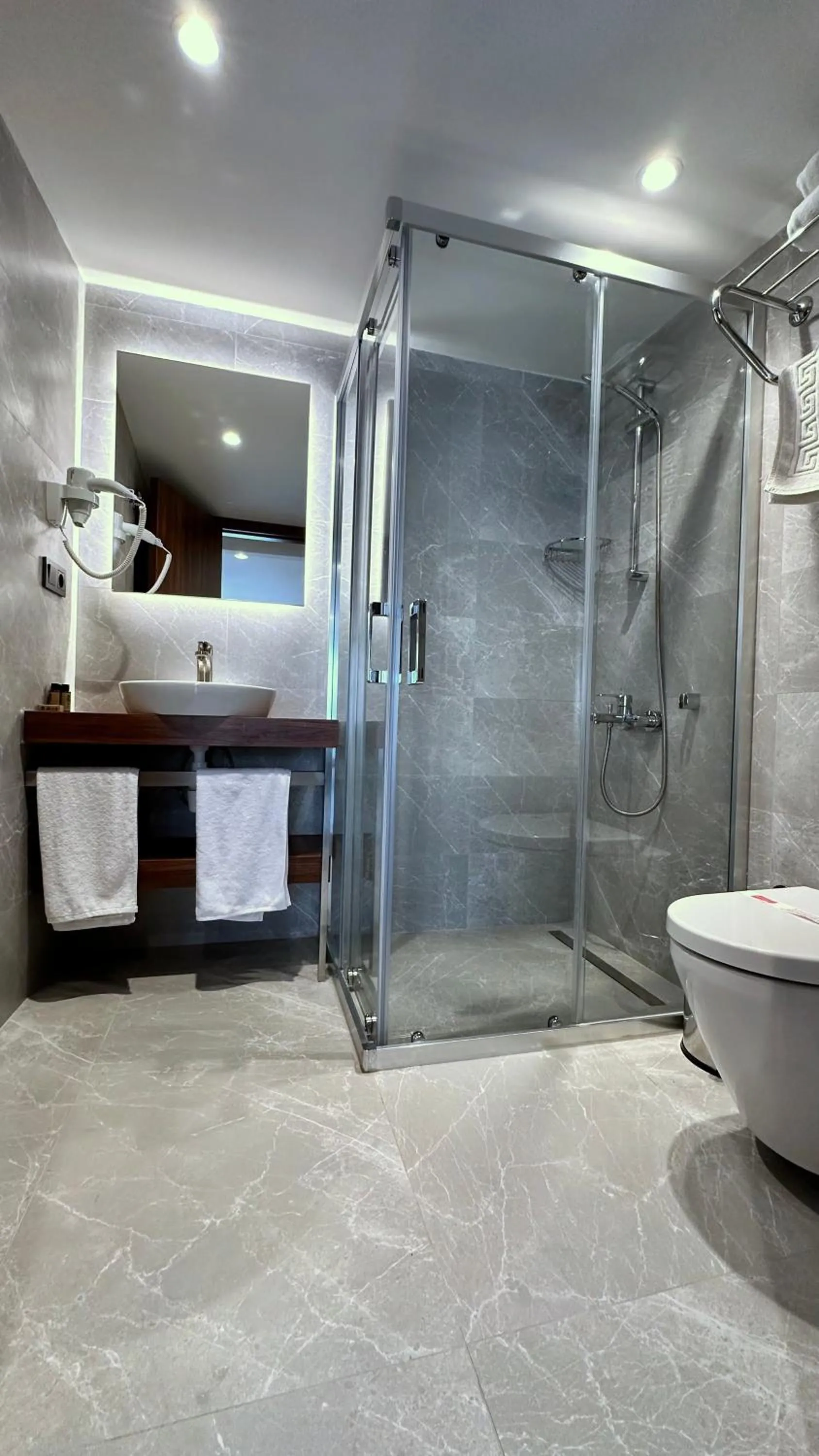 Shower in Snog Rooms & Suites