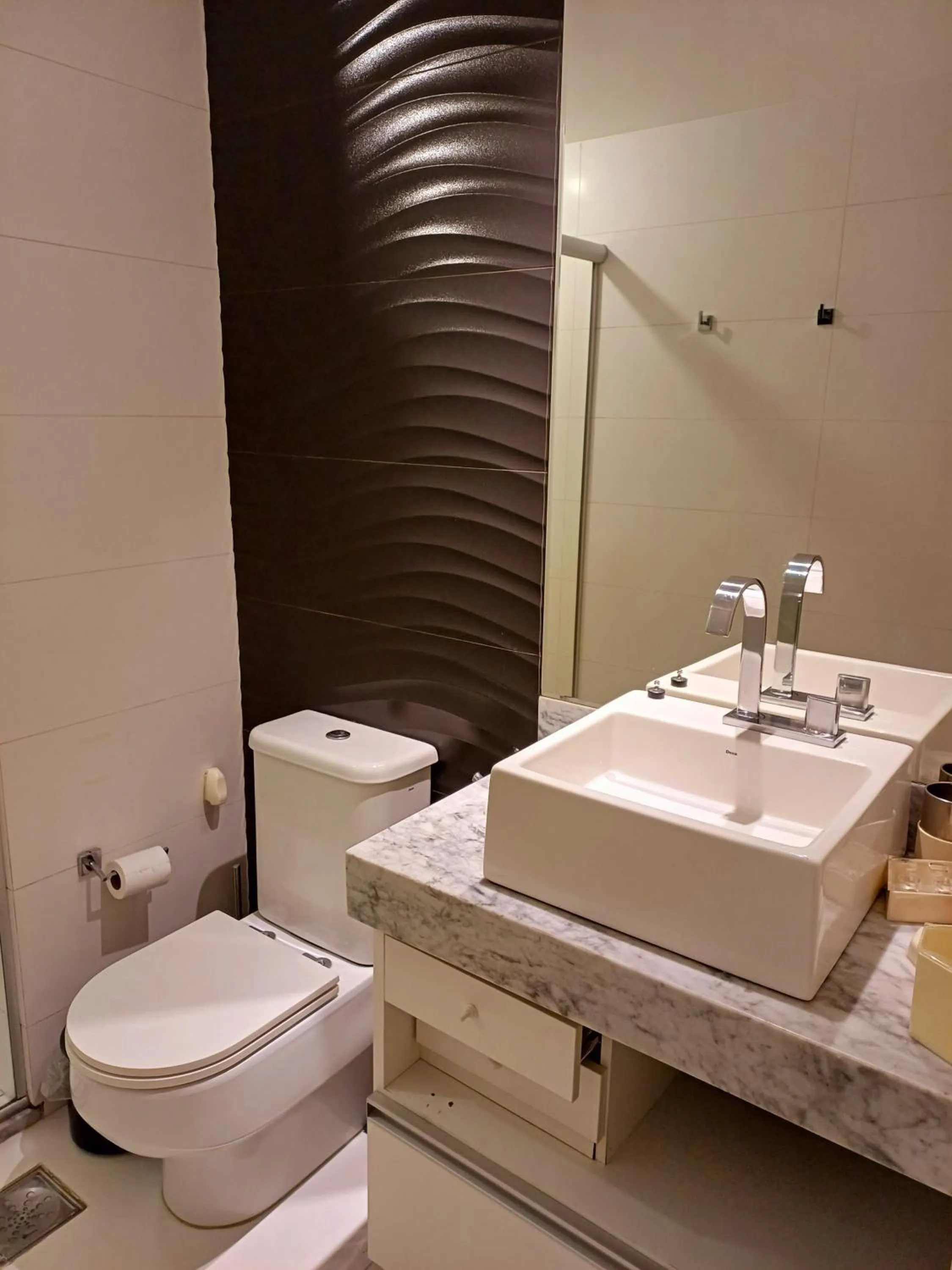 Toilet in Flat Brasília - Setor Hoteleiro Norte