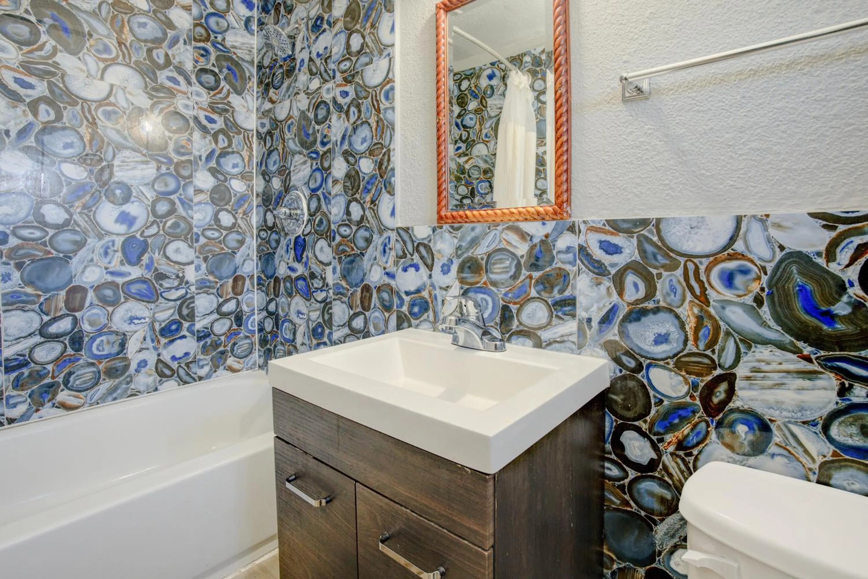 Bathroom in Hotel O Miami Inn & Suites Chicago Midway Airport