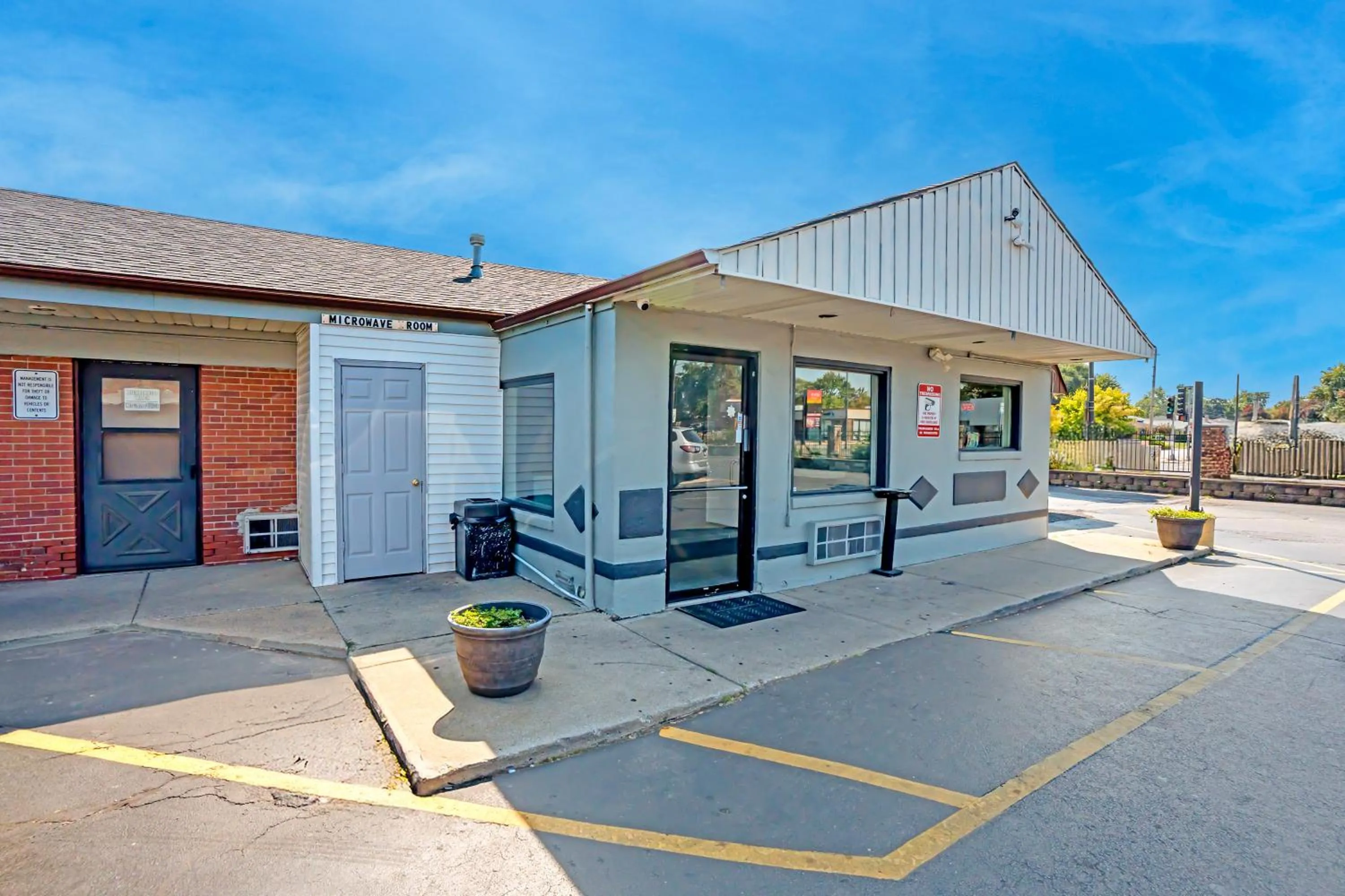 Property building in Hotel O Miami Inn & Suites Chicago Midway Airport