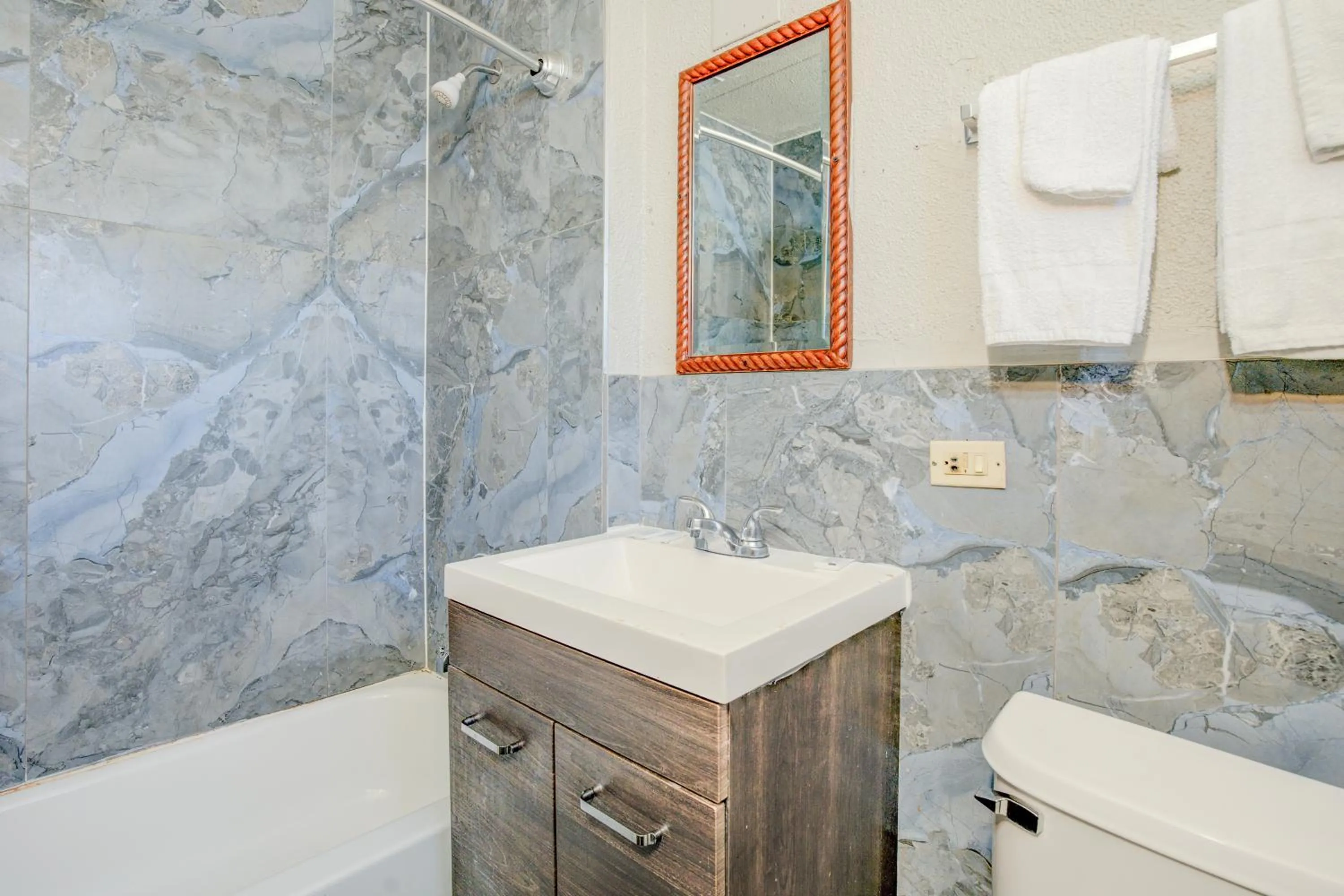 Bathroom in Hotel O Miami Inn & Suites Chicago Midway Airport