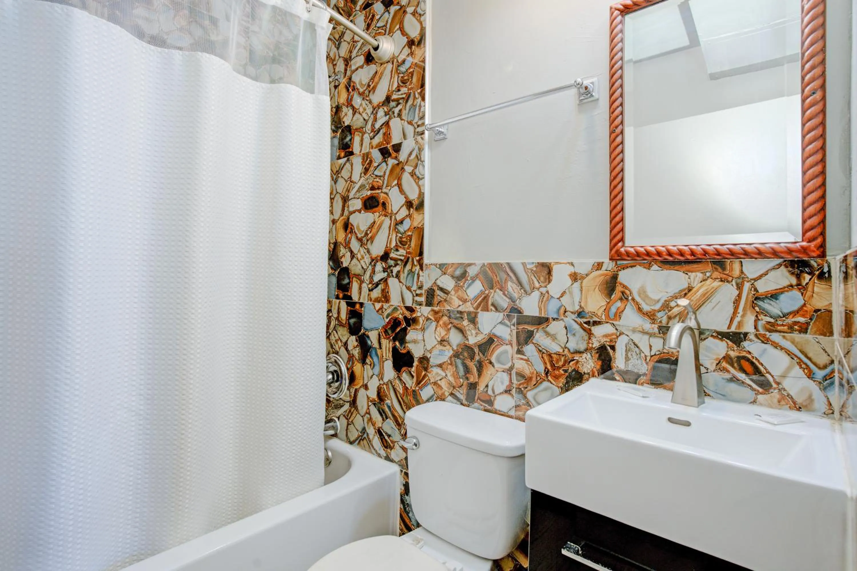 Bathroom in Hotel O Miami Inn & Suites Chicago Midway Airport