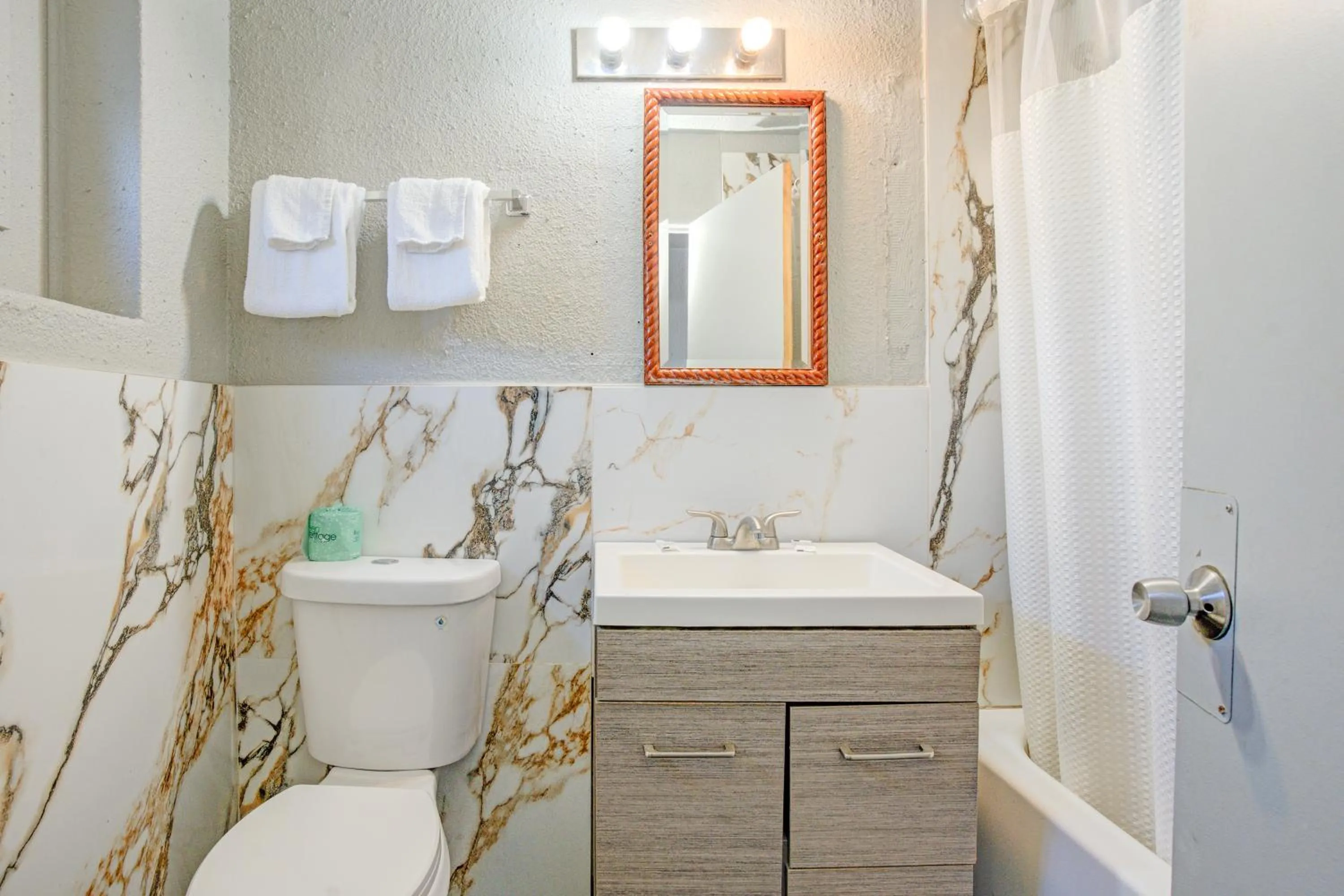 Bathroom in Hotel O Miami Inn & Suites Chicago Midway Airport