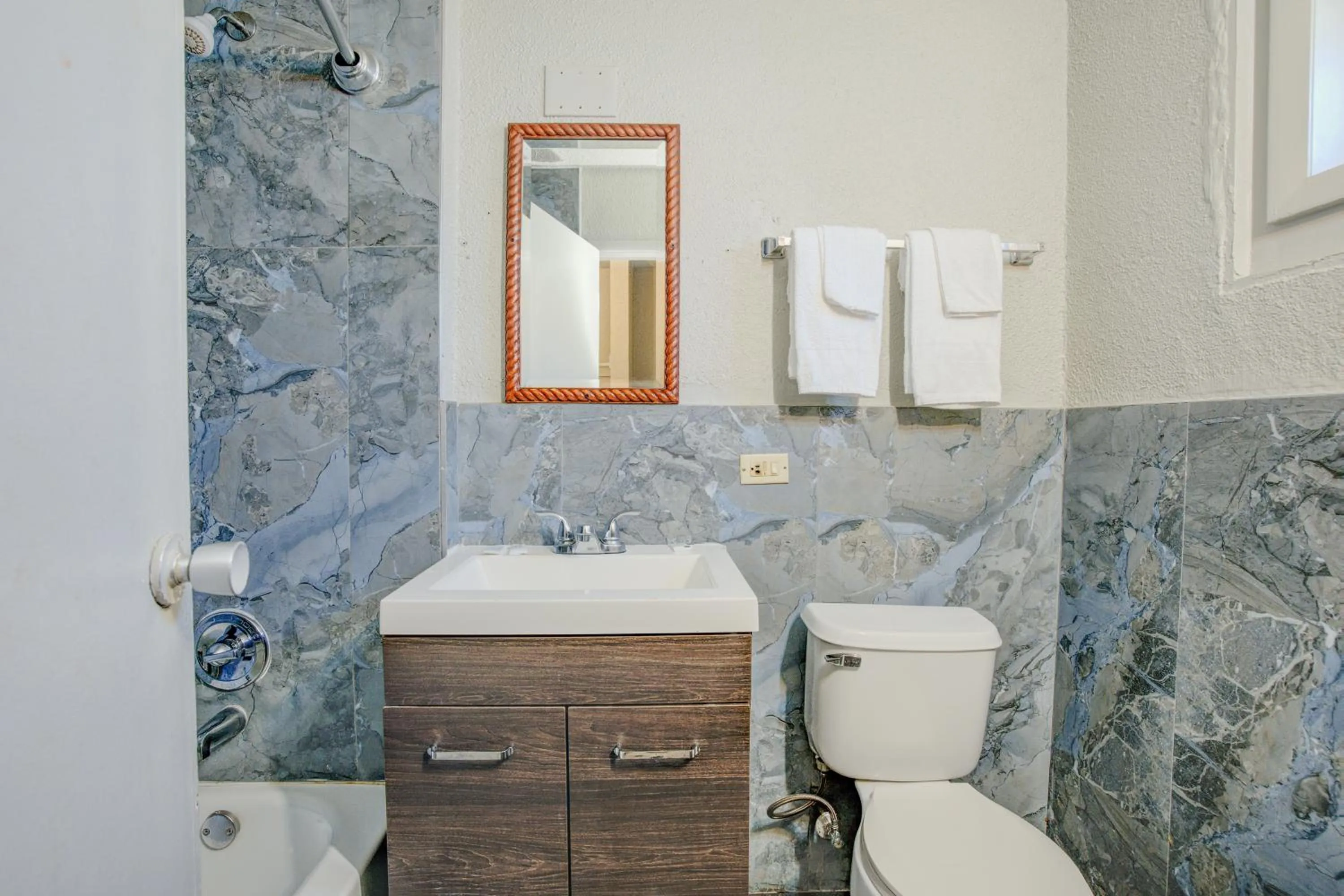 Bathroom in Hotel O Miami Inn & Suites Chicago Midway Airport