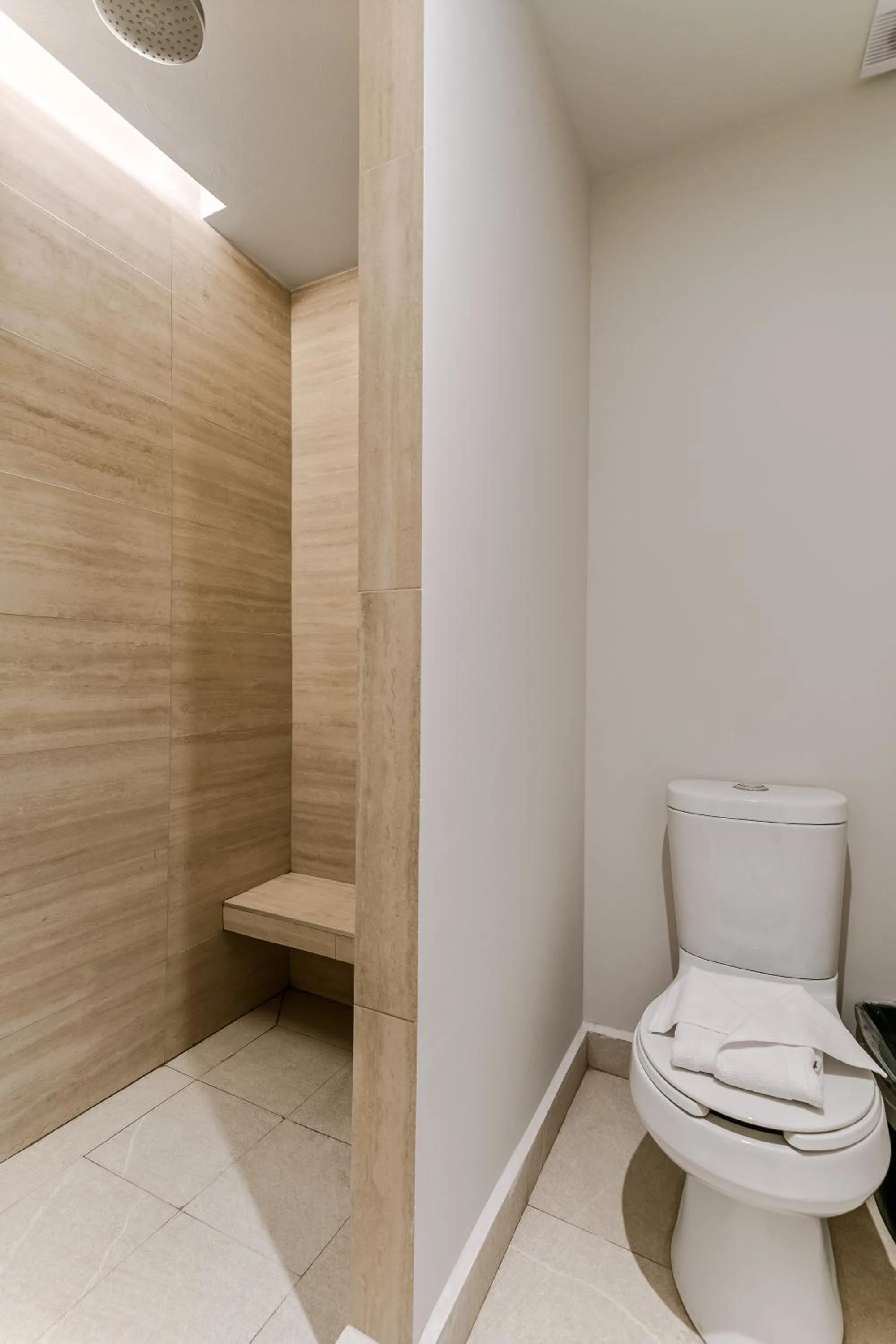 Bathroom in Wenceslao By Homirent