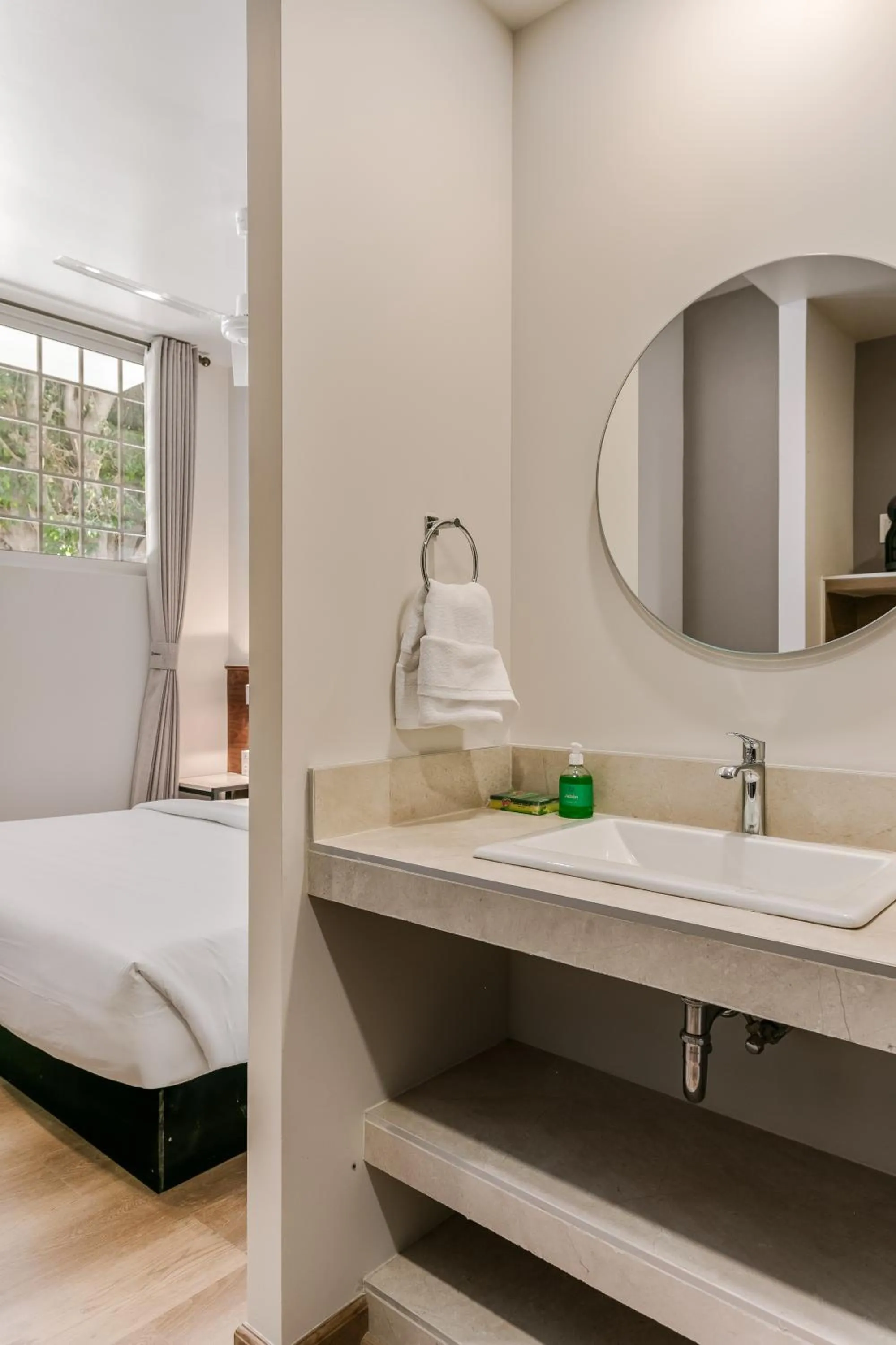 Bathroom, Bed in Wenceslao By Homirent