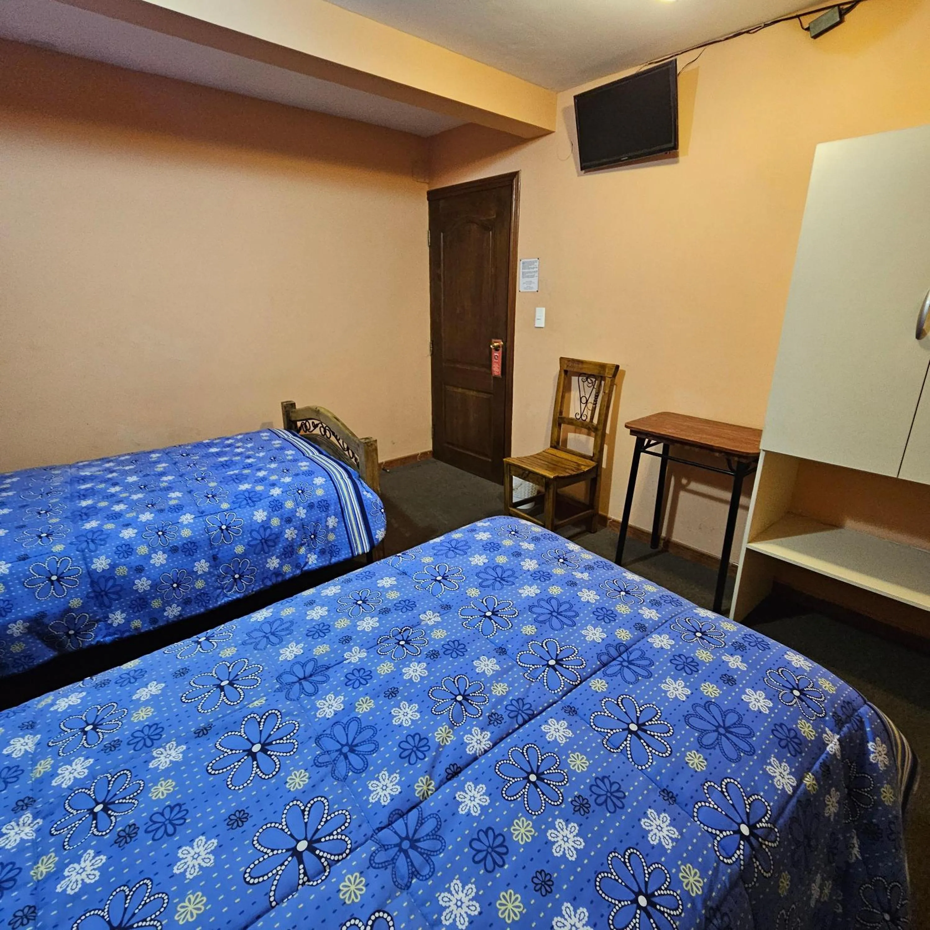 Standard Twin Room with Shared Bathroom in Bolivian Heights Hostel