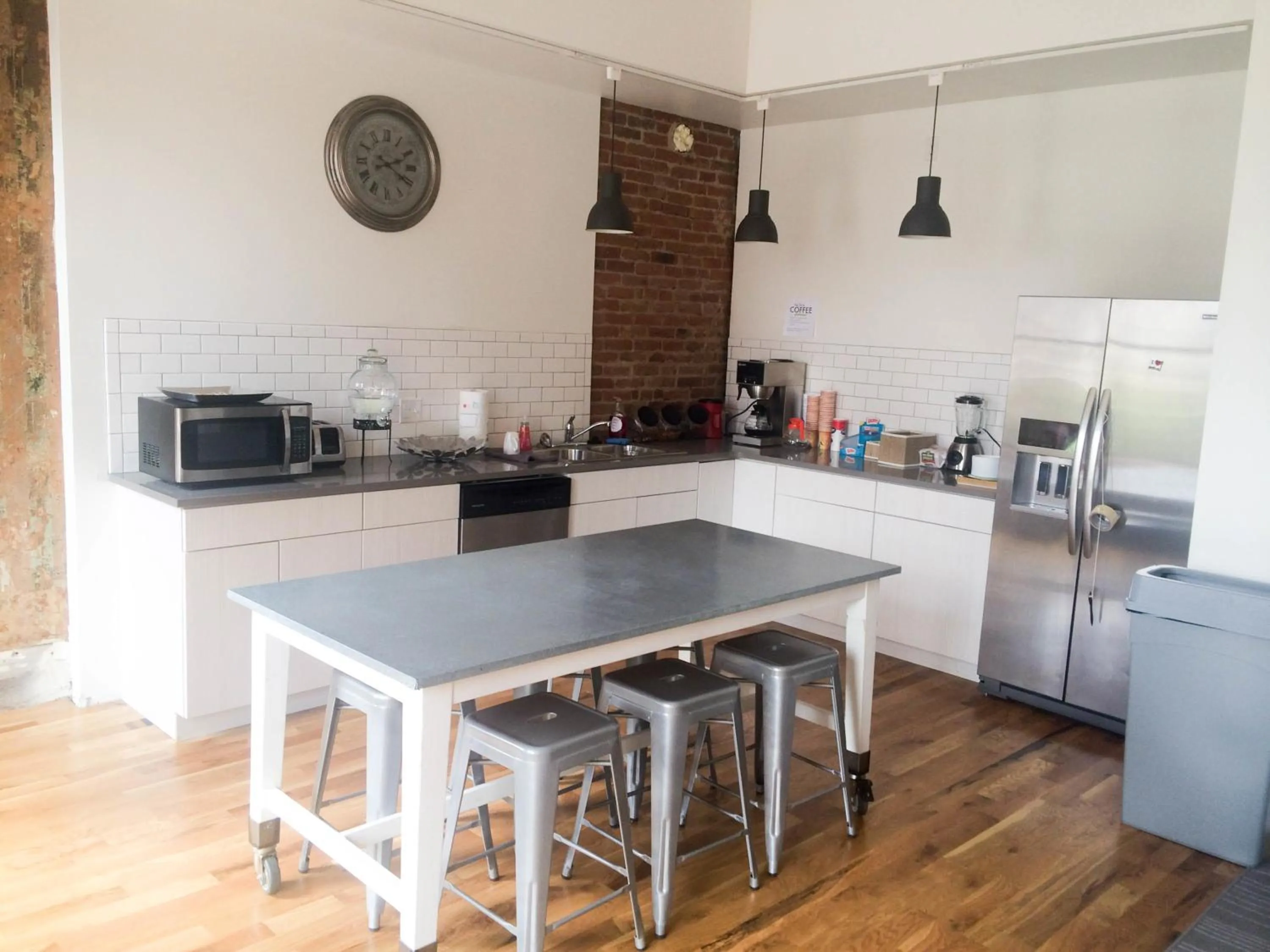 Communal kitchen in Hostel Fish