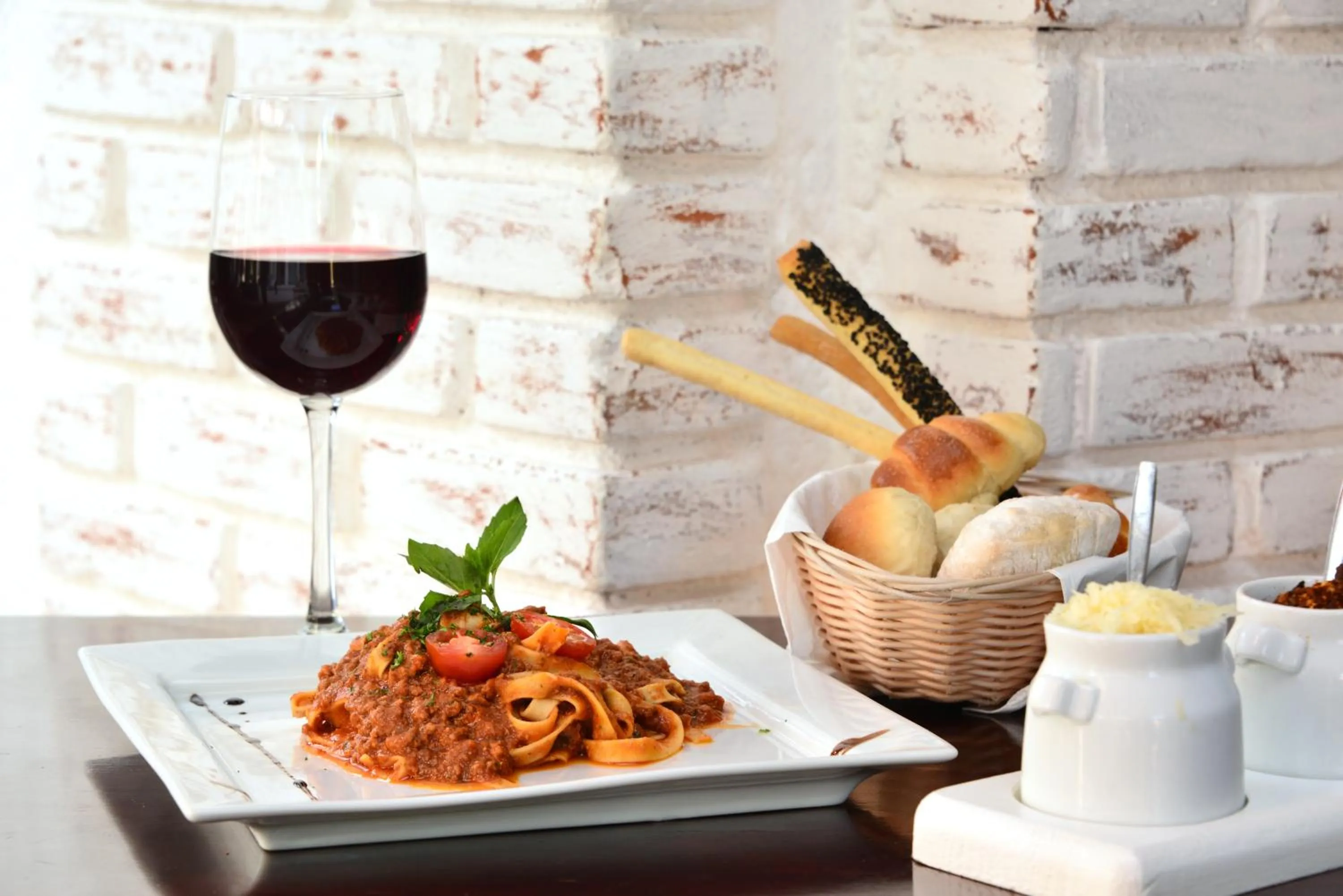 Restaurant/places to eat in Unic Design Hotel & Restaurant- 5th Avenue