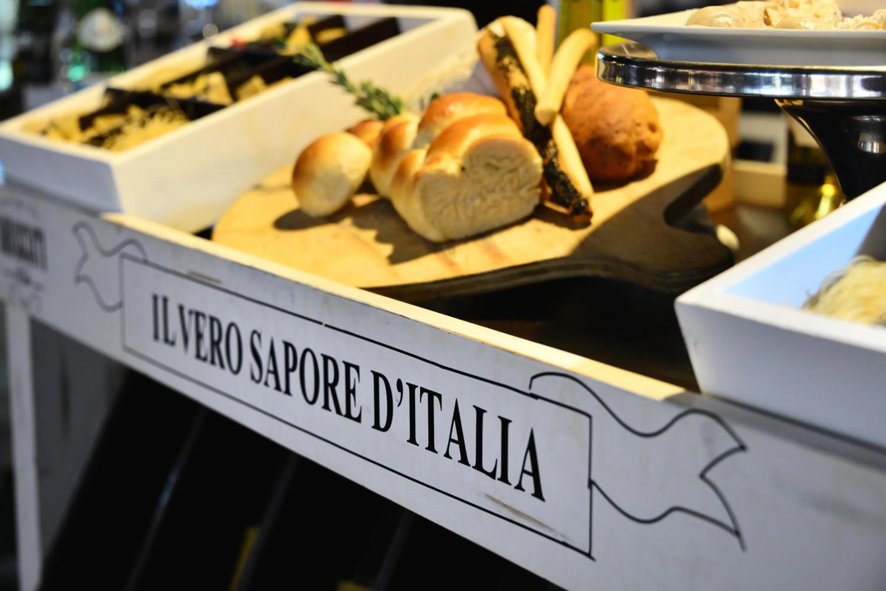 Restaurant/places to eat in Unic Design Hotel & Restaurant- 5th Avenue