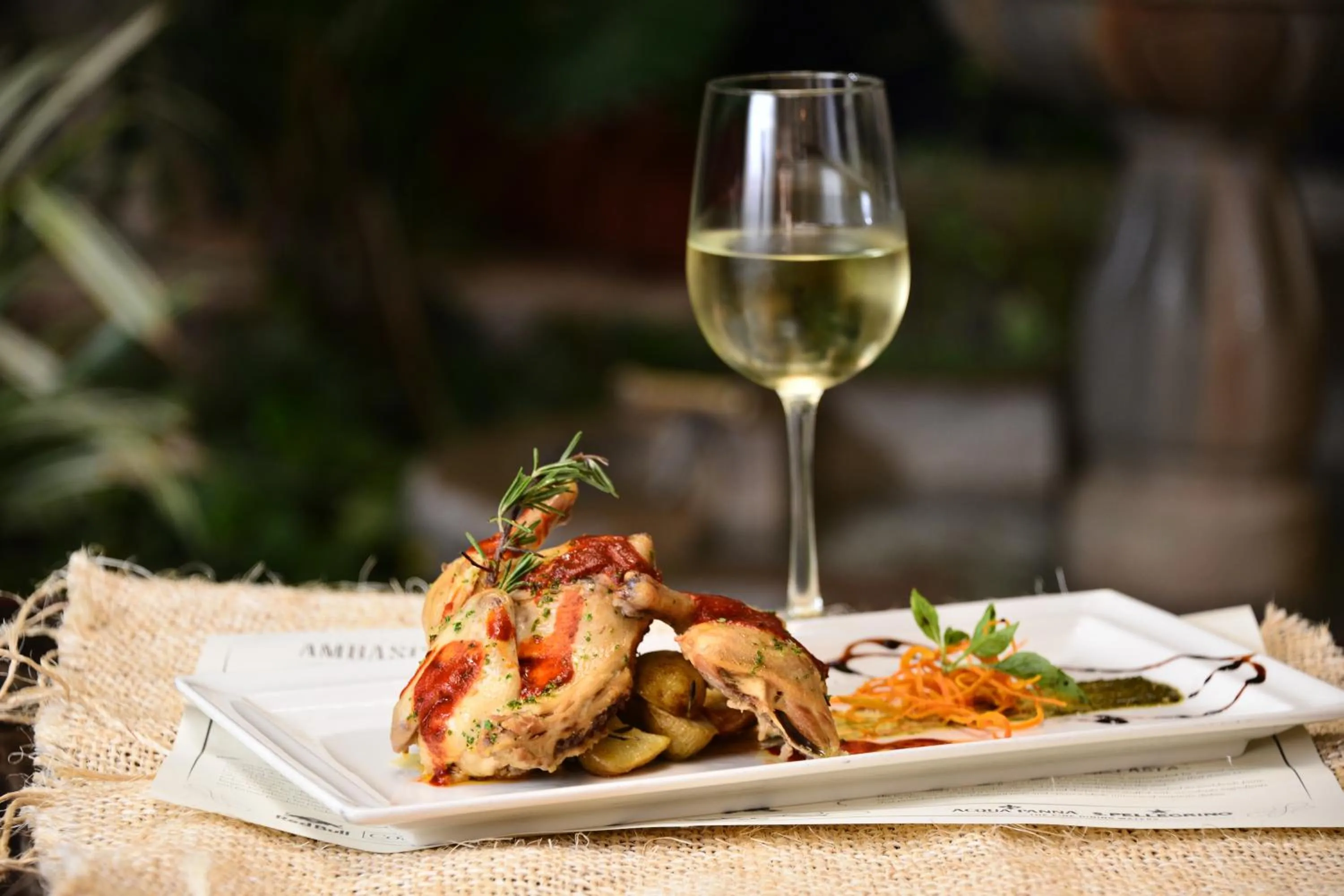 Restaurant/places to eat in Unic Design Hotel & Restaurant- 5th Avenue