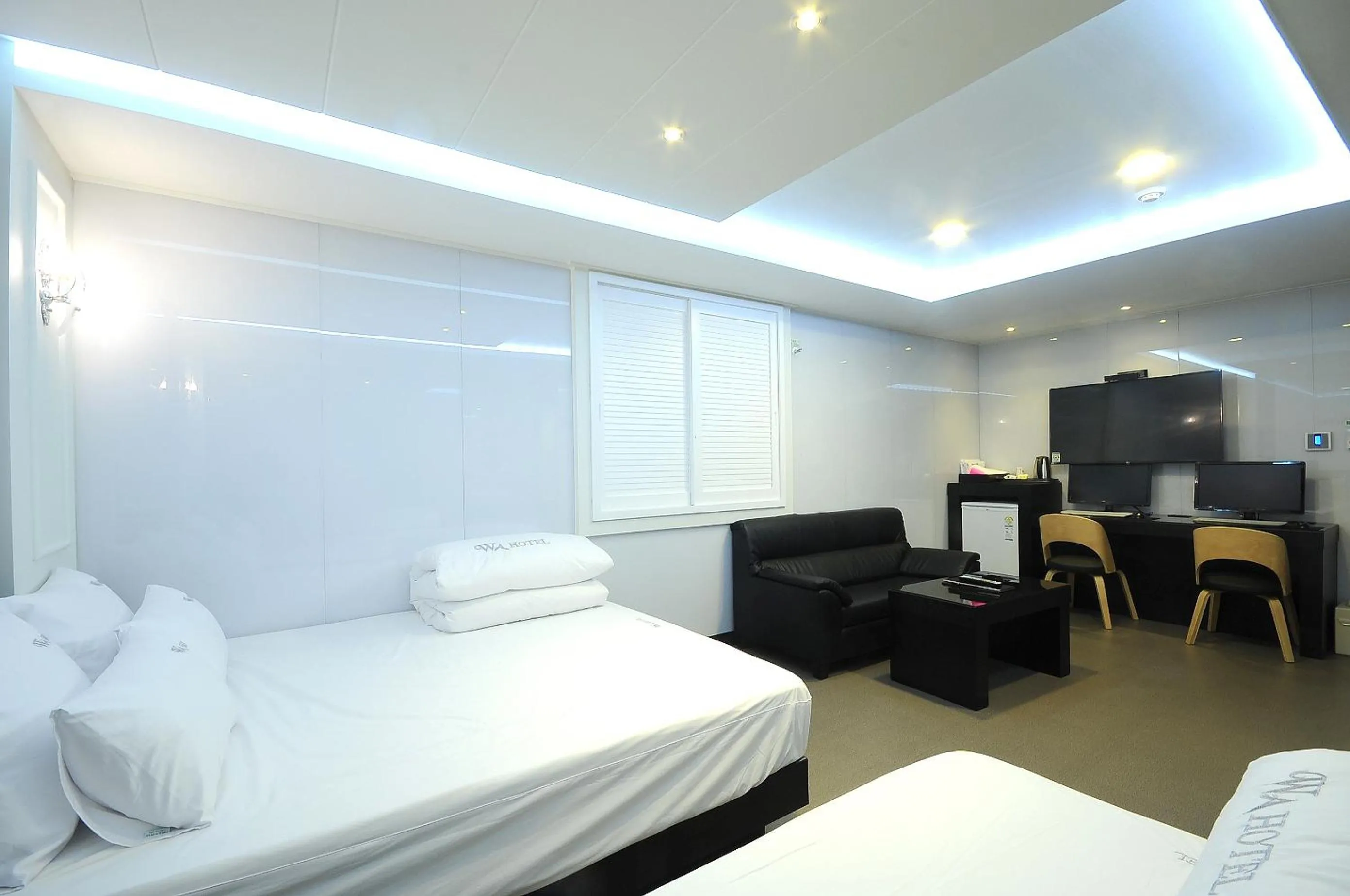 Photo of the whole room, Bed in WA Hotel