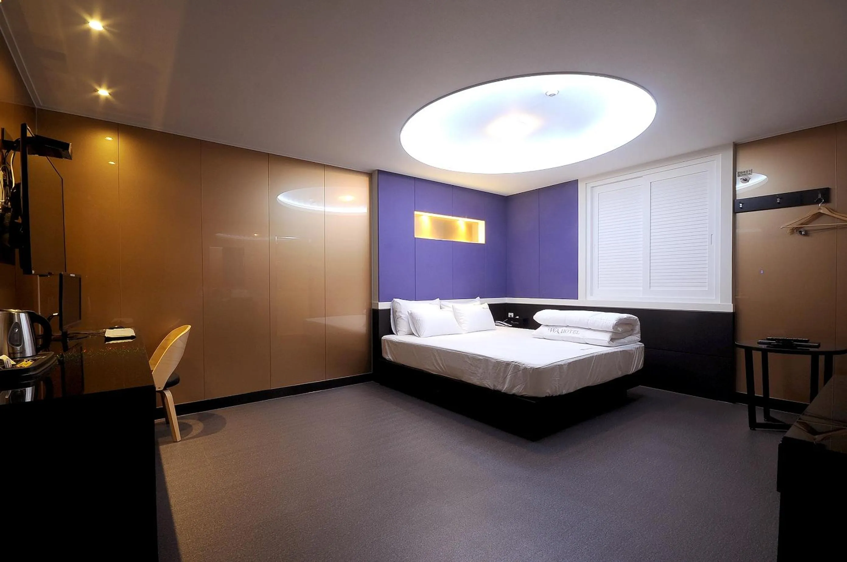 Photo of the whole room, Bed in WA Hotel