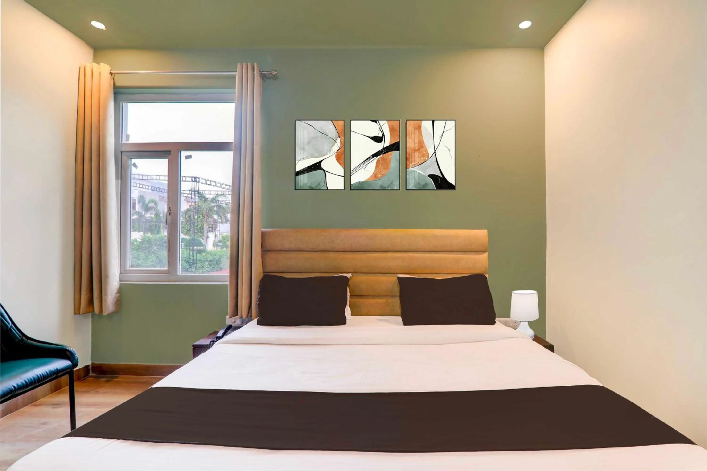 Bedroom, Bed in Collection O Malhaur Railway Station