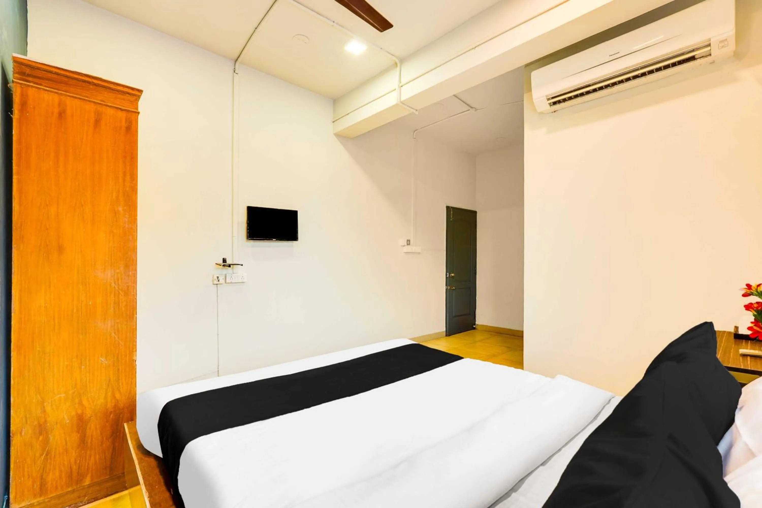 Bedroom, Bed in Collection O Chennai Nemmeli Bridge