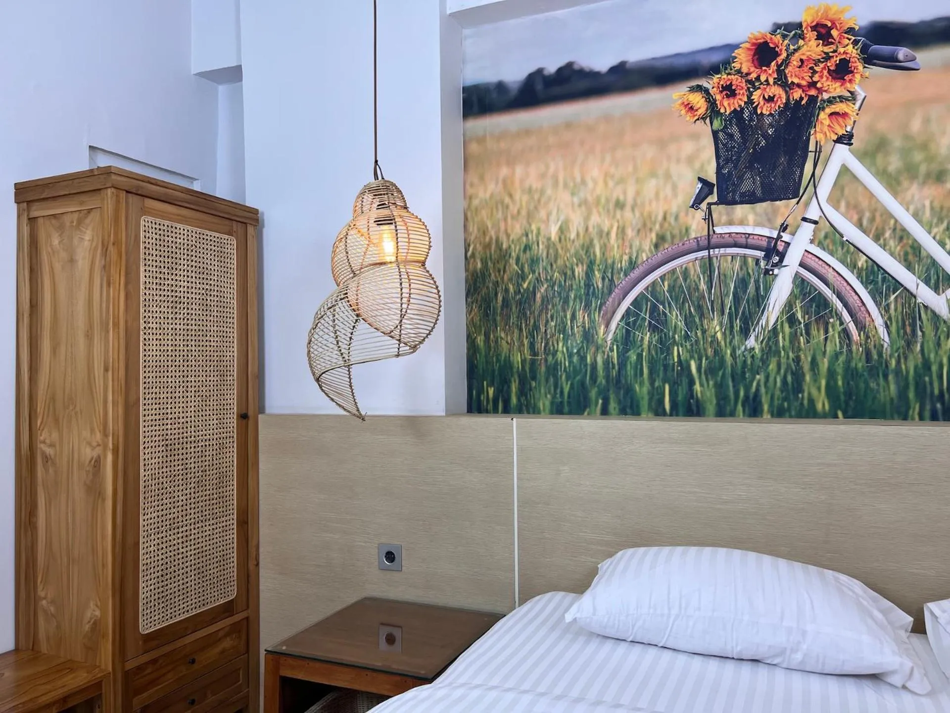 Photo of the whole room, Bed in Fastrooms Bekasi