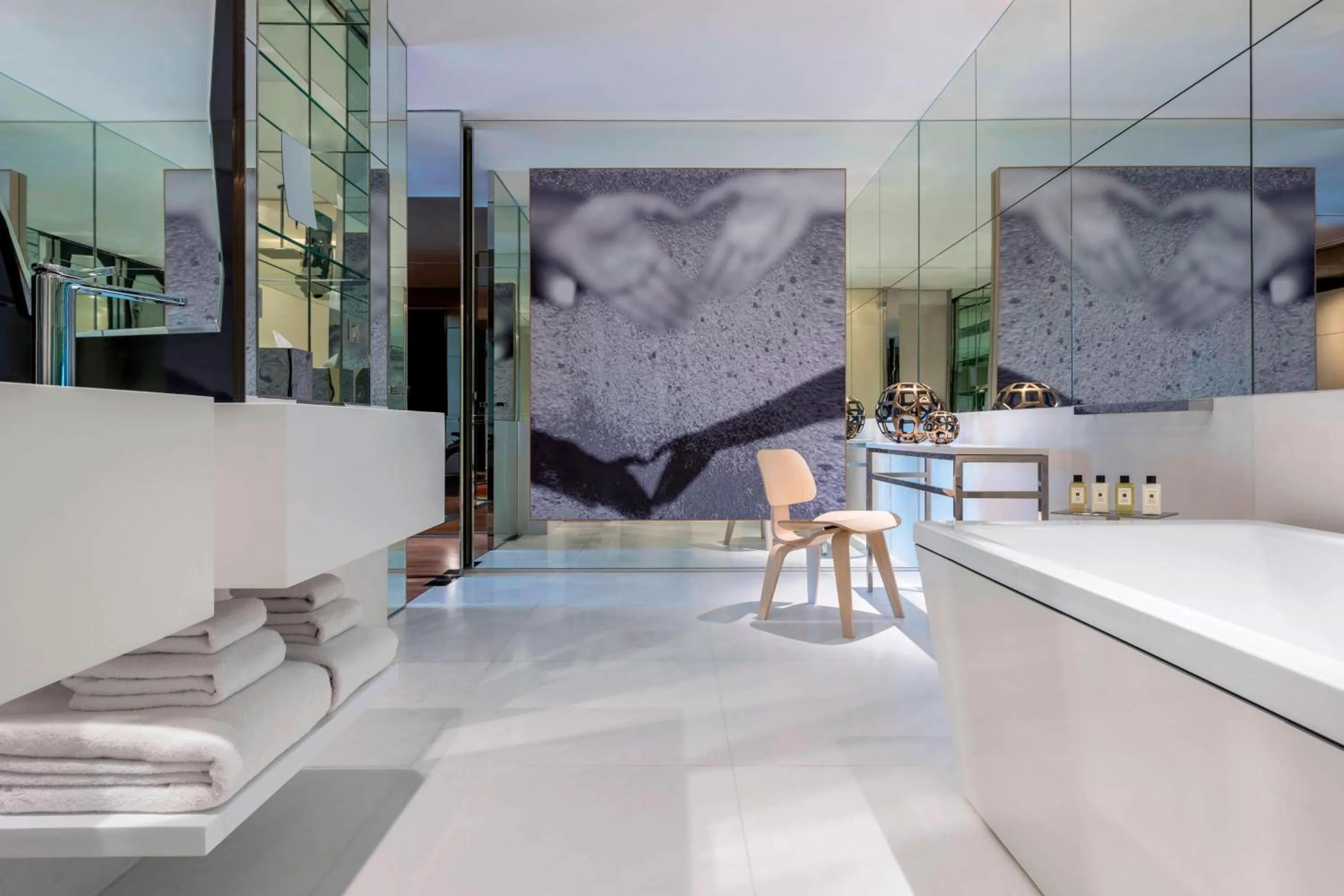 Bathroom, Bed in JW Marriott Hotel Singapore South Beach