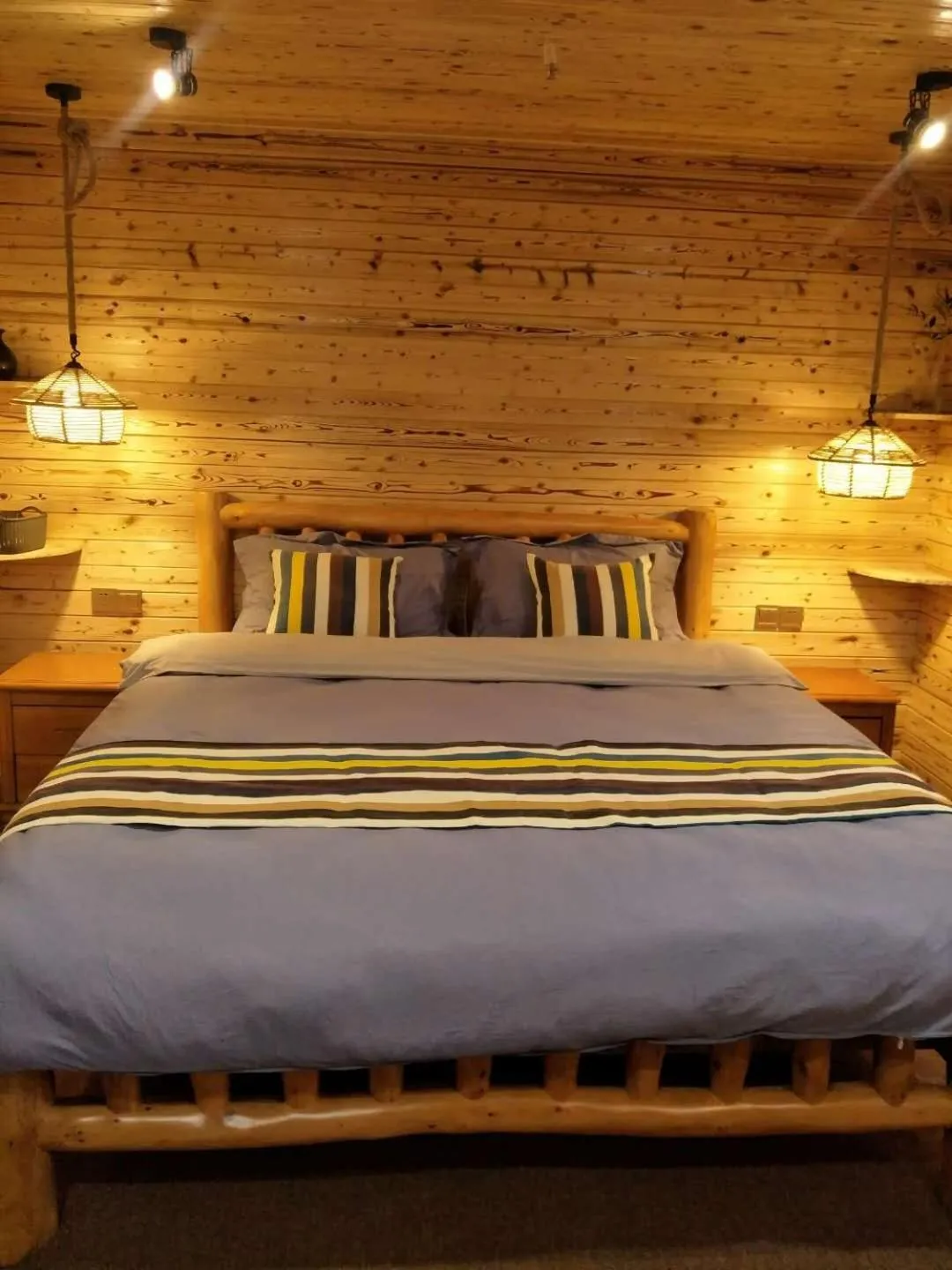 Bed in Nanjing Tulou Qingdelou Inn