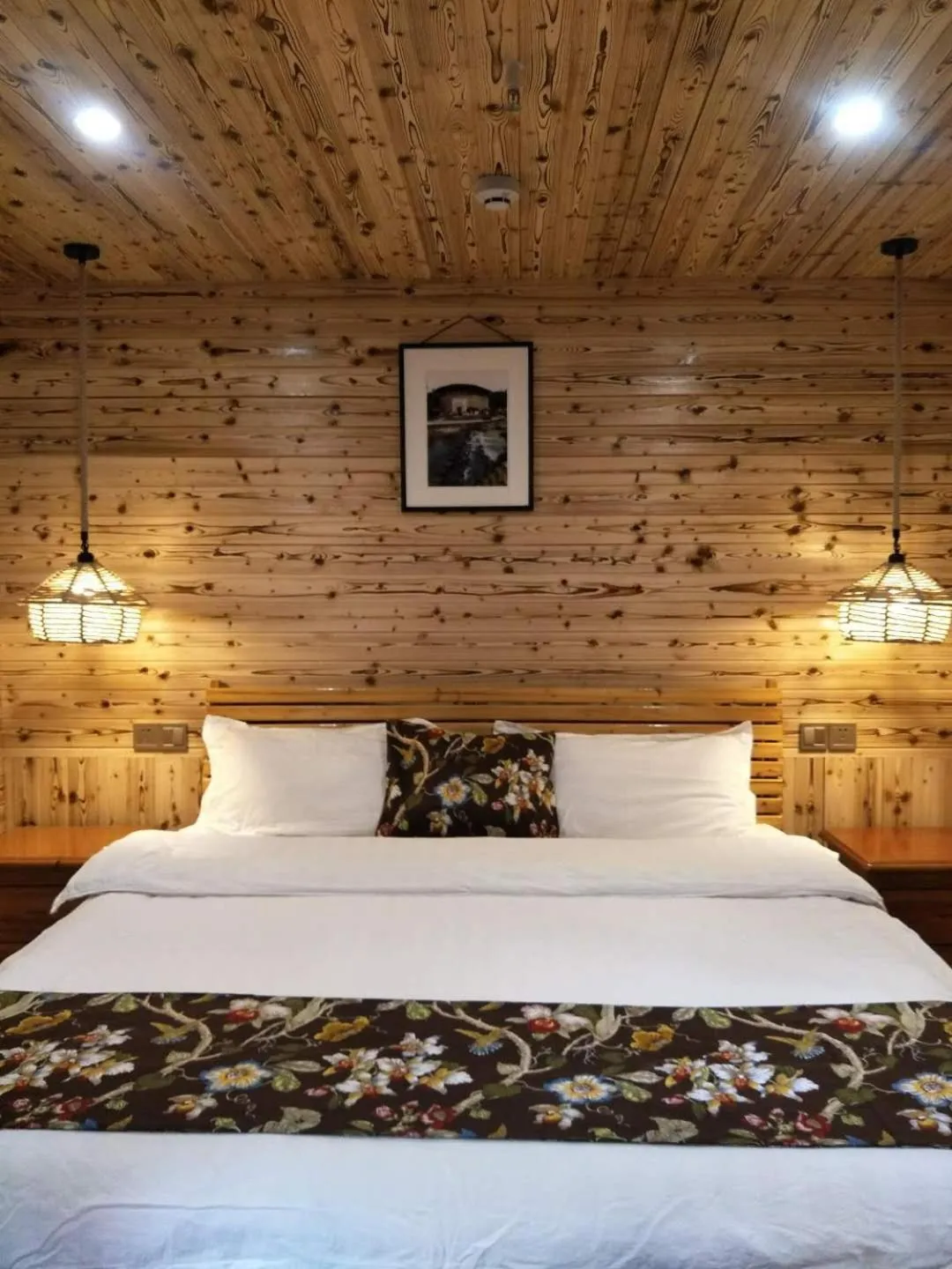 Bed in Nanjing Tulou Qingdelou Inn