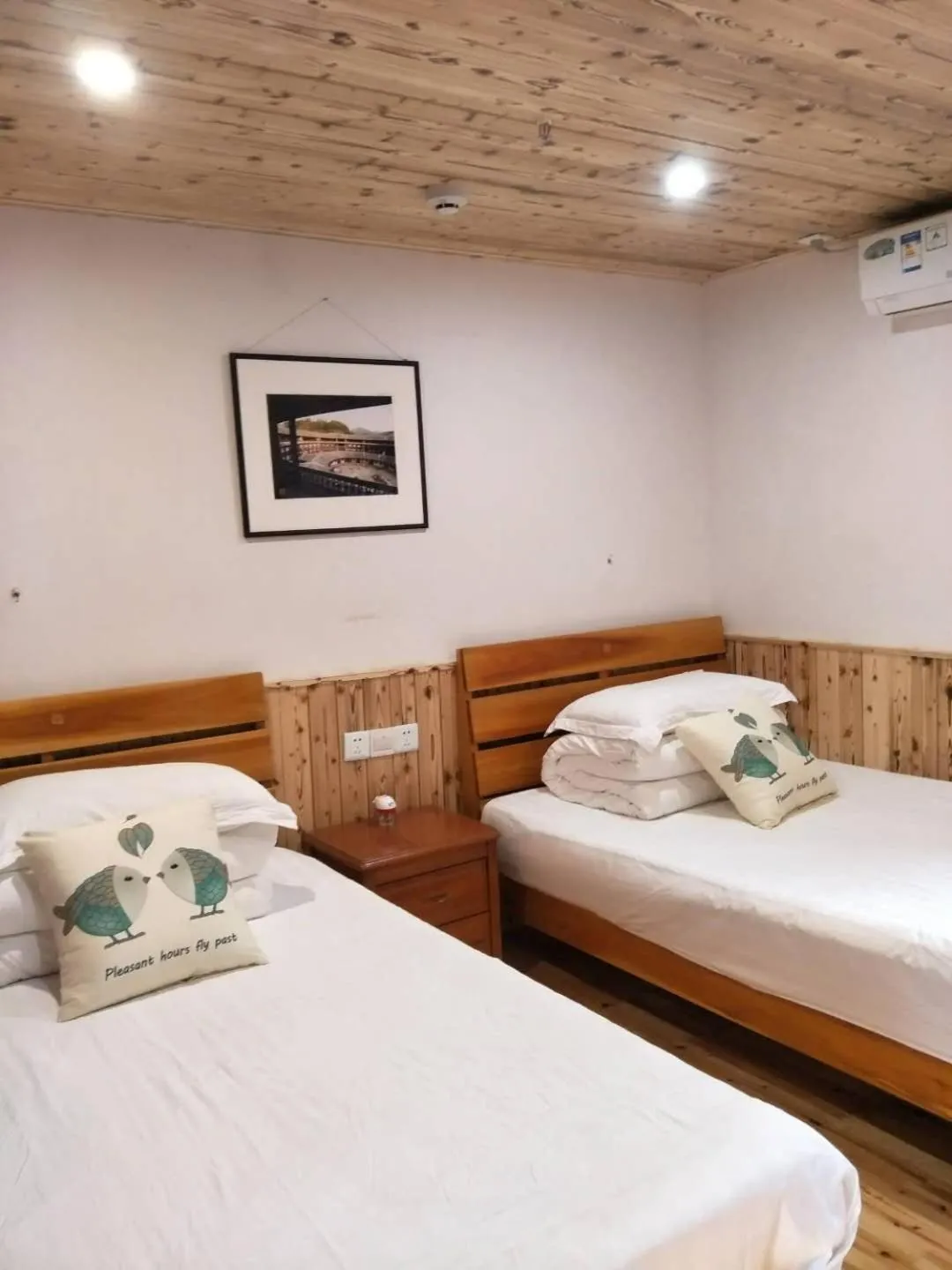 Bed in Nanjing Tulou Qingdelou Inn