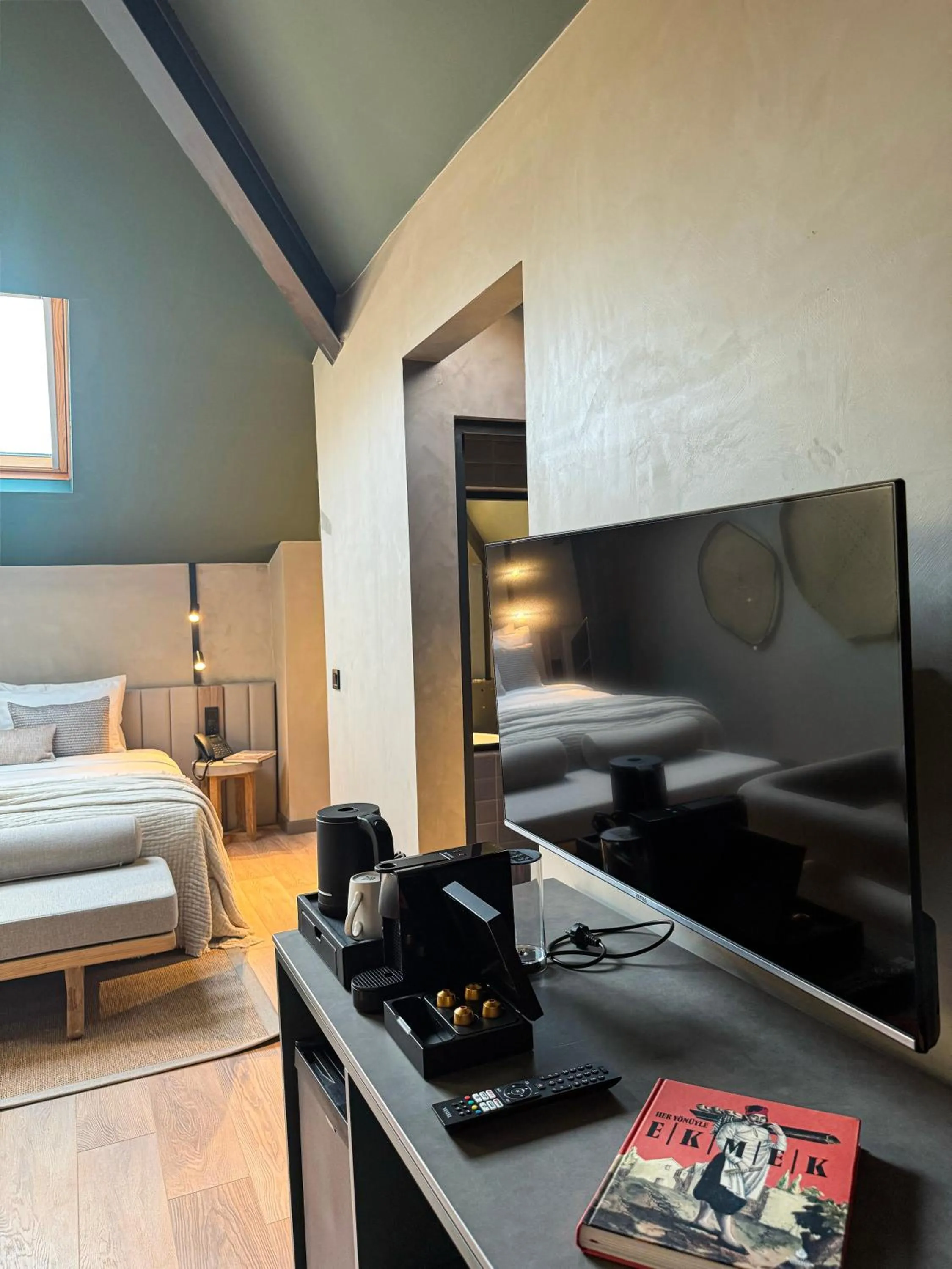 Coffee/tea facilities, Bed in Lecole Hotel By Cityloft